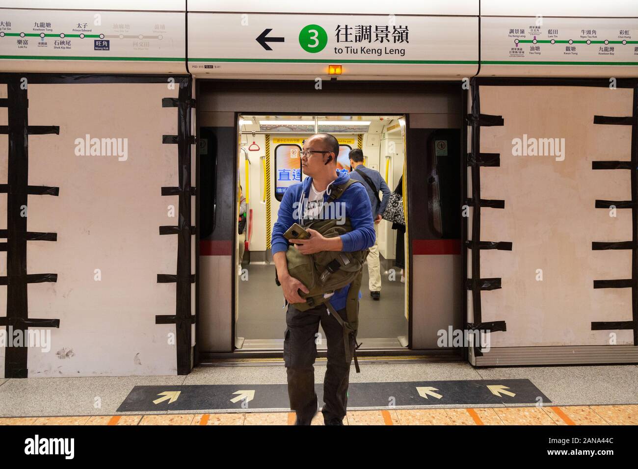 Le passager du train de masse de Hong Kong descendre d'un train à la gare de Kowloon, Hong Kong Asie Banque D'Images