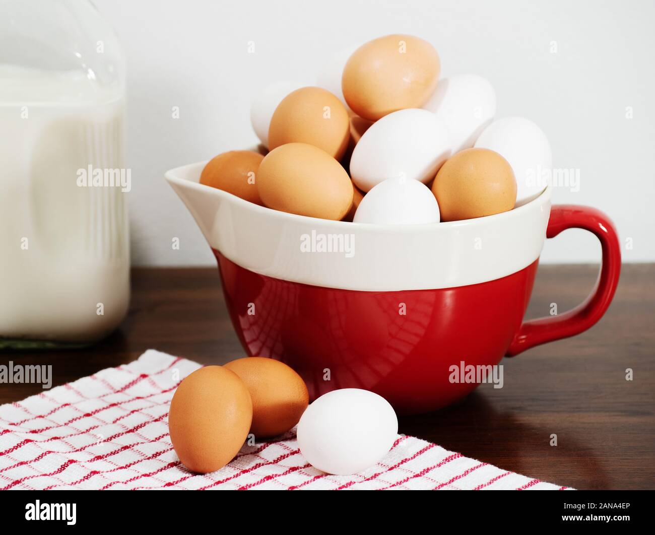 Photo de rustique un bol plein de brun et de blanc d'œufs. Banque D'Images