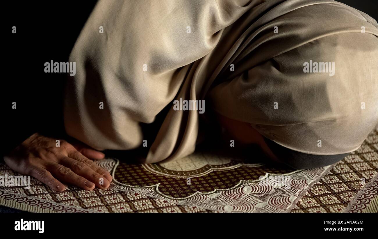 Femme en hijab se prosternant sur tapis de prière obligatoire, les rituels religieux, le culte Banque D'Images