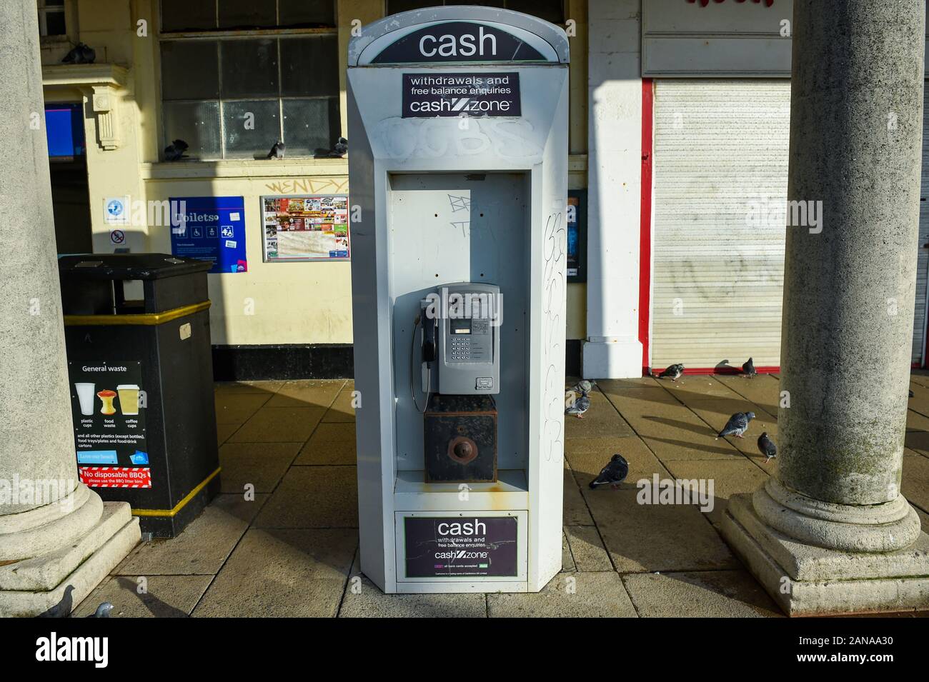 Téléphone public et machine de zone de trésorerie sur le front de mer de Brighton East Sussex UK Banque D'Images