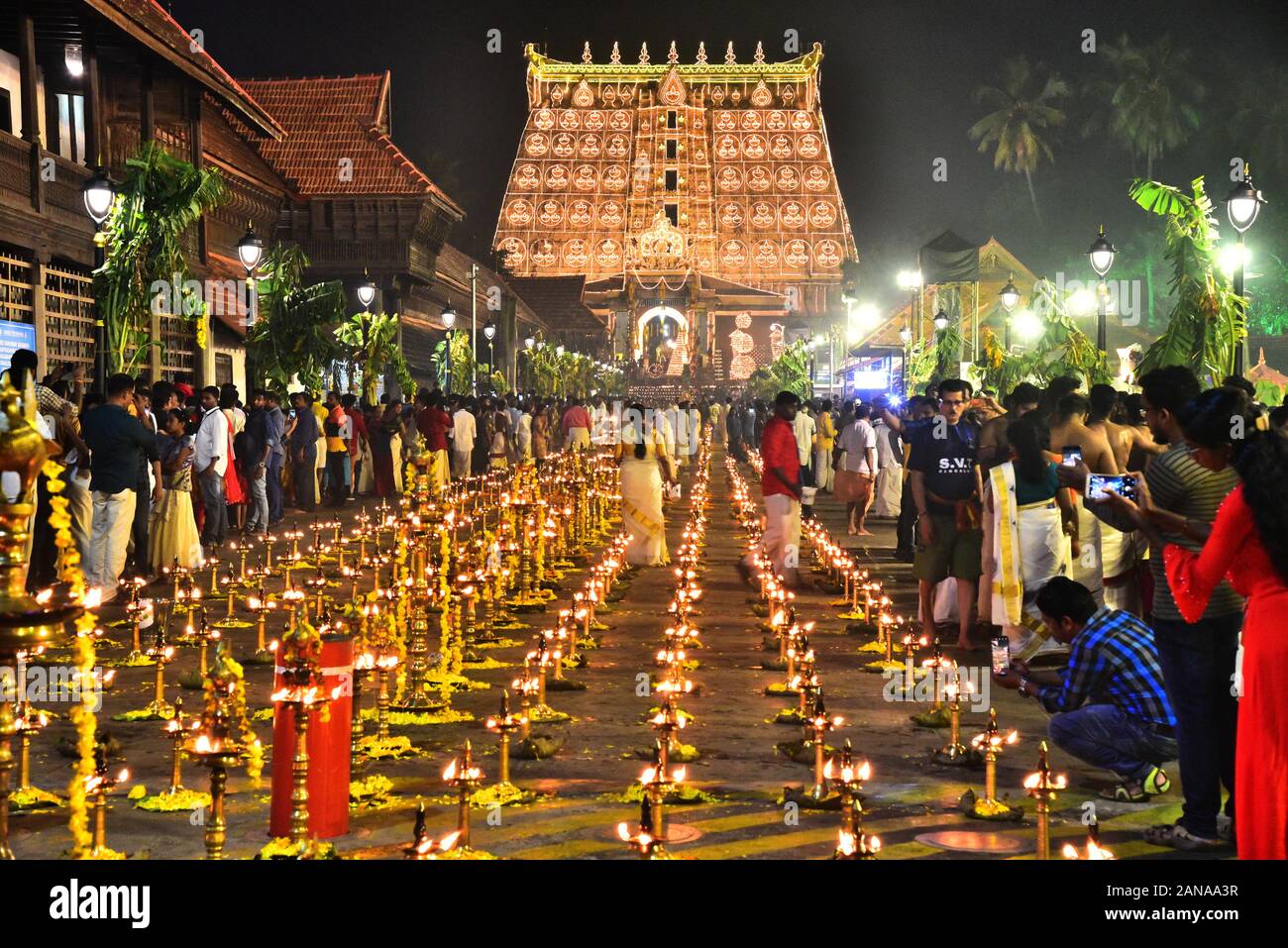 Cérémonie d'lakshadeepam ,l'allumage d'un lakh lampes à huile au dernier jour du rituel murajapam à sree padmanabhaswamy temple, Thiruvananthapuram, Kerala Banque D'Images