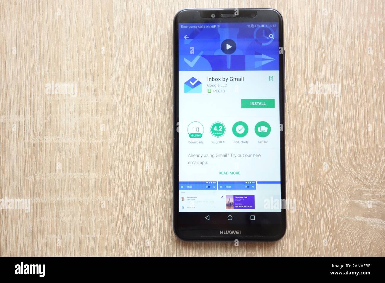 Par la boîte de réception Gmail app sur Google Play Store site web affiché sur smartphone Huawei Y6 2018 Banque D'Images