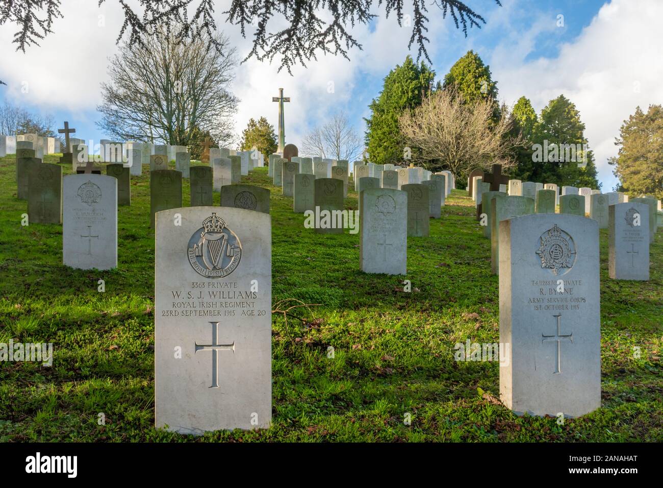 Cimetière militaire d'Aldershot avec les tombes de militaires du Commonwealth britannique et les femmes et, Hampshire, Royaume-Uni. Première guerre mondiale, tombes et Croix du sacrifice Banque D'Images