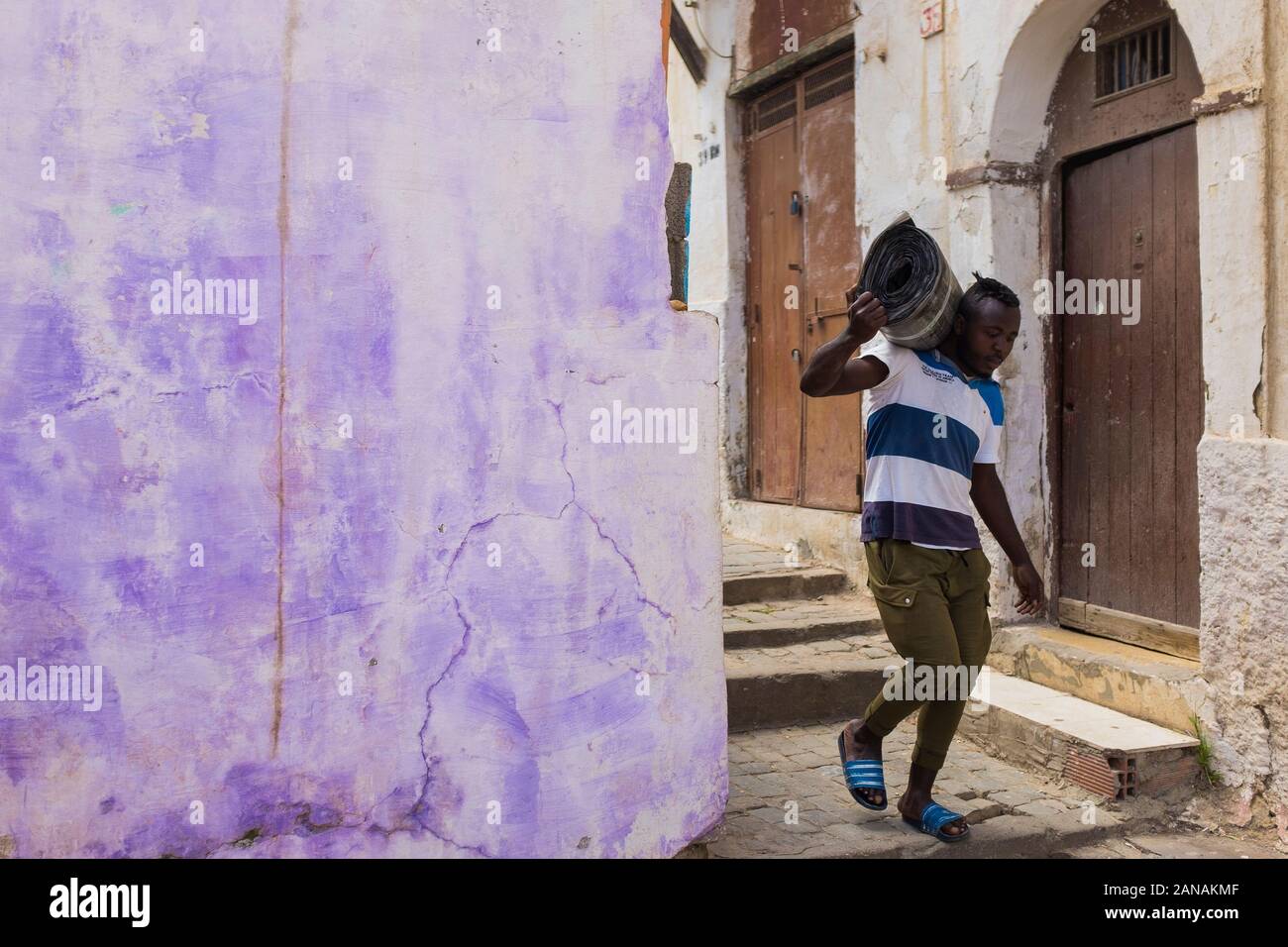 Scènes des ruelles sinueuses et des rues qui constituent le site du patrimoine mondial de l'UNESCO de la Casbah d'Alger en Algérie. Banque D'Images