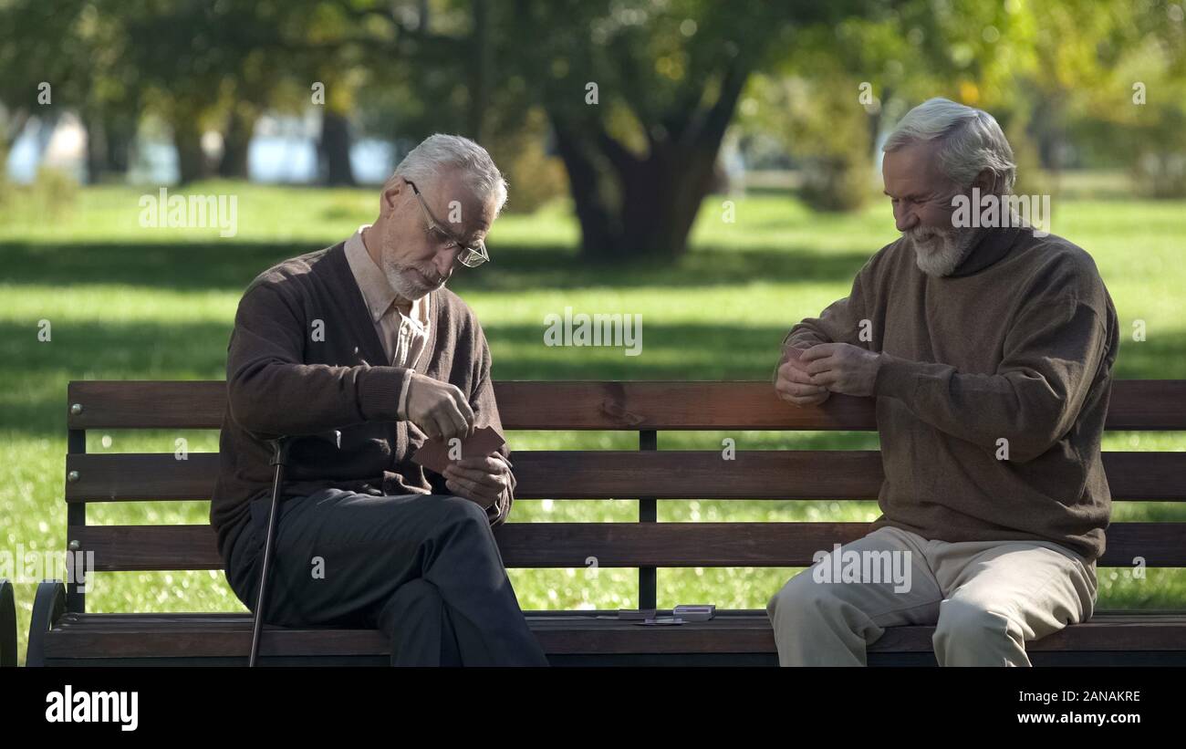 De vieux hommes jouant aux cartes et s'amuser dans le parc de la ville, vie active, retraite Banque D'Images