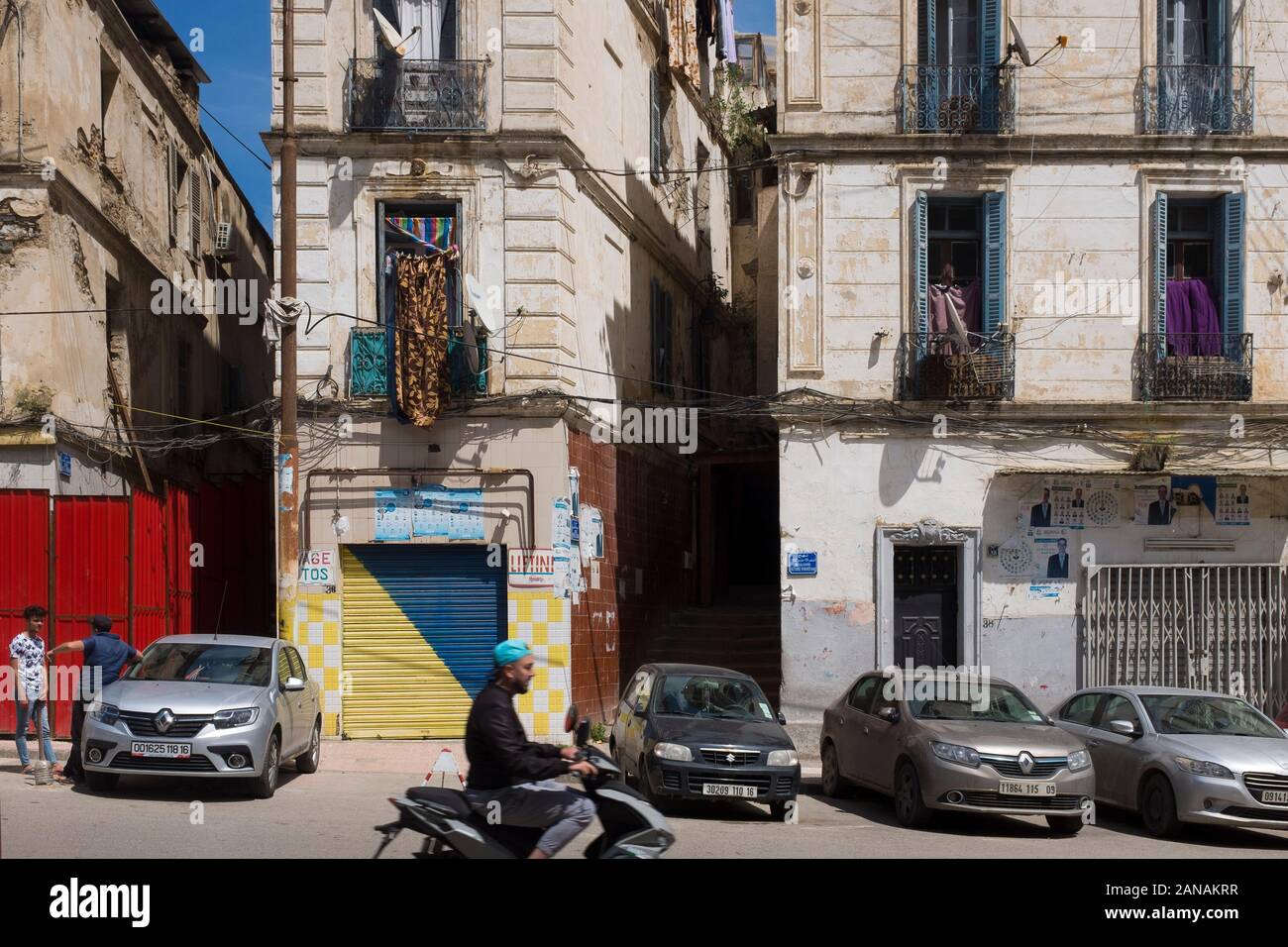 Scènes des ruelles sinueuses et des rues qui constituent le site du patrimoine mondial de l'UNESCO de la Casbah d'Alger en Algérie. Banque D'Images