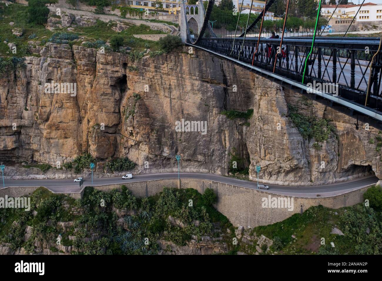 Les routes se découpent dans les falaises du côté opposé de la gorge à Constantine, ville des ponts, Algérie. Banque D'Images