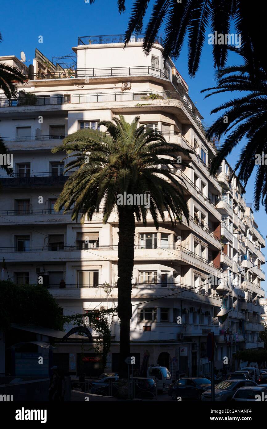 Alger le blanc fait référence à des bâtiments à terrasses blanches sur et autour de la Promenade des Sablettes qui donnent à la ville son look emblématique. Alger Algérie. Banque D'Images