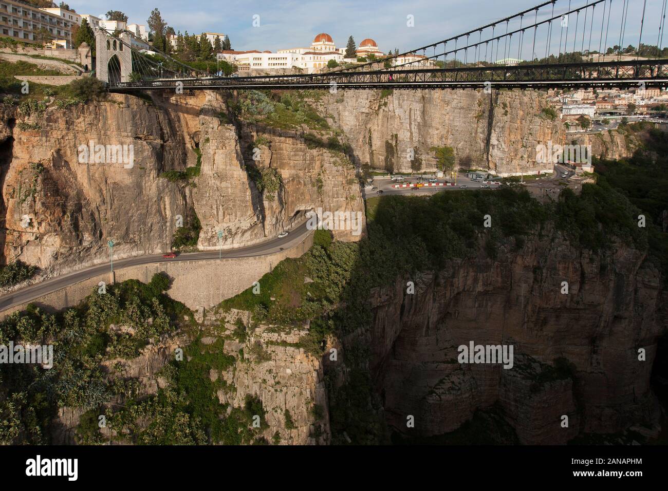 Les routes coupées dans les falaises relient les ponts suspendus du côté opposé de la gorge à Constantine, Ville des ponts, Algérie. Banque D'Images