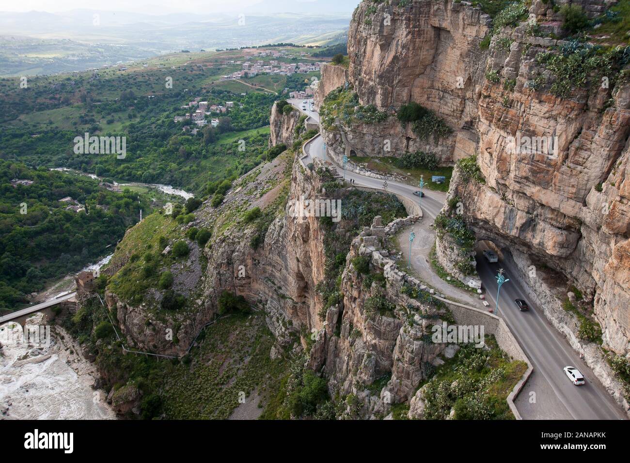 Les routes se découpent dans les falaises du côté opposé de la gorge à Constantine, ville des ponts, Algérie. Banque D'Images