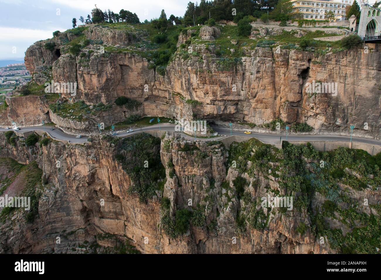 Les routes se découpent dans les falaises du côté opposé de la gorge à Constantine, ville des ponts, Algérie. Banque D'Images