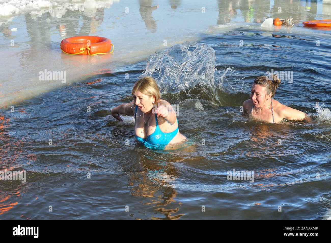 CHERKASY, UKRAINE - le 19 janvier 2019 : des personnes non identifiées, la natation dans l'eau froide lors de l'Épiphanie (baptême) dans la tradition orthodoxe Banque D'Images