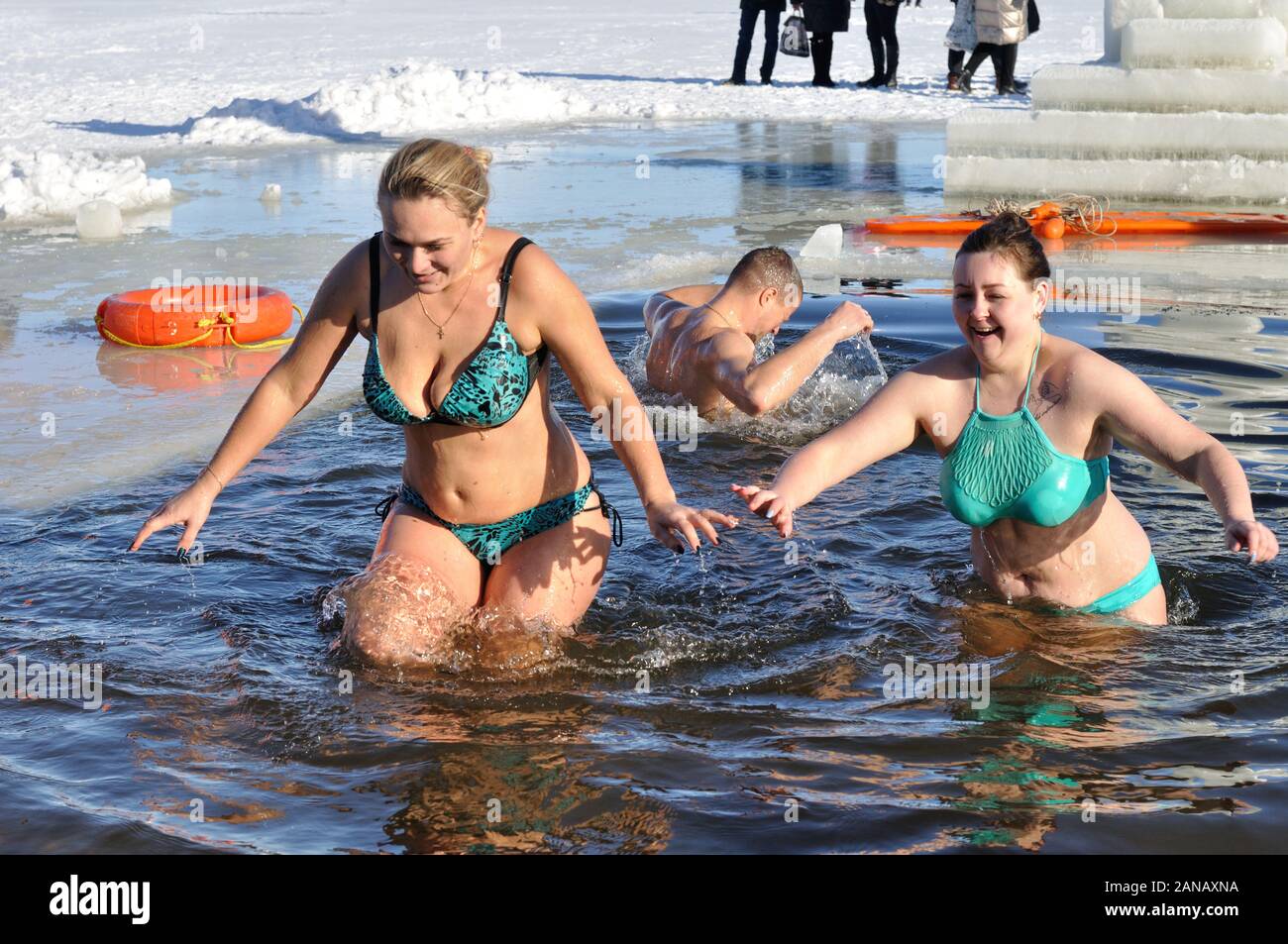 CHERKASY, UKRAINE - le 19 janvier 2019 : des personnes non identifiées, la natation dans l'eau froide lors de l'Épiphanie (baptême) dans la tradition orthodoxe Banque D'Images