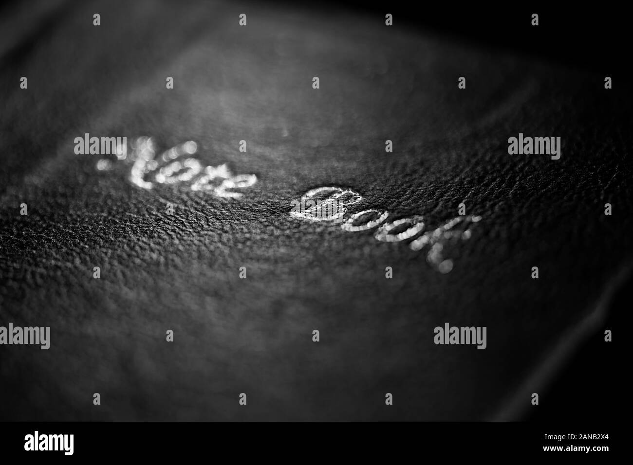 Close-up de l'lerike noir surface de couverture d'un livre avec les mots Remarque livre dans un aspect sombre. Banque D'Images