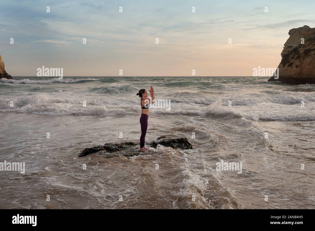 Woman standing on a rock, de méditer, de plantage surf Banque D'Images