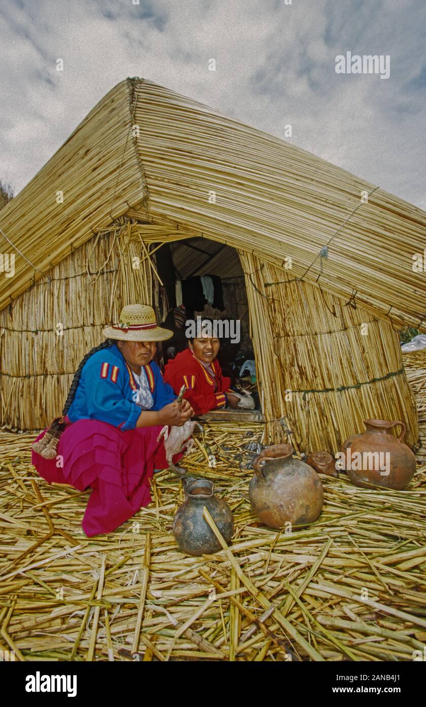 Uros (ou Uru) personnes dans איק "Îles flottantes" le lac Titicaca - Pérou Banque D'Images