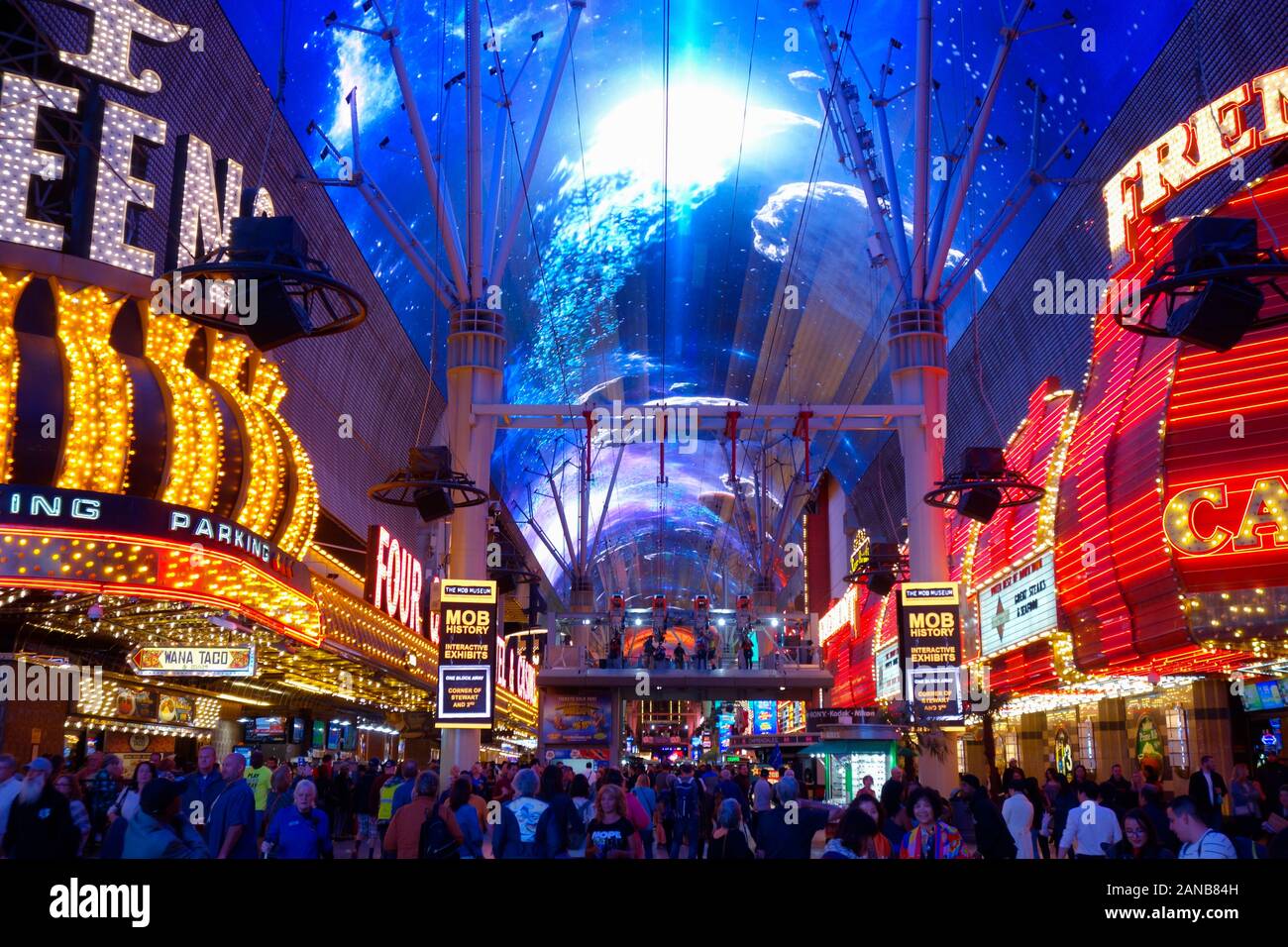 Célèbre Freemont Street sur le Strip de Las Vegas de nuit. Las Vegas, Nevada. Banque D'Images