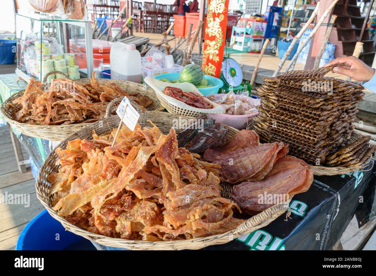 Le Cambodge, Tonle Sap village flottant - Mars 2016 : Les aliments séchés traditionnelle cambodgienne à vendre dans une boutique dans le magasin général flottant Banque D'Images