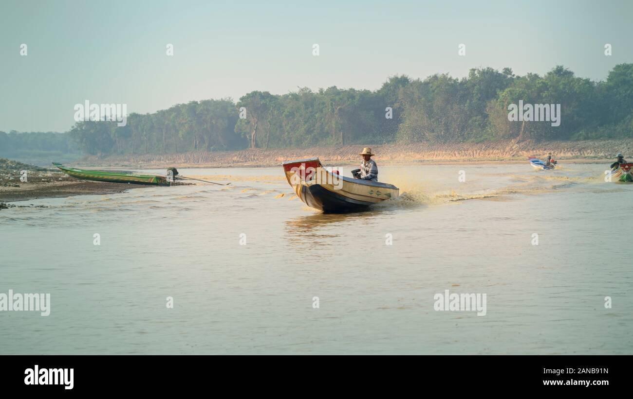 Le Cambodge, Tonle Sap village flottant - Mars 2016 : long boat traditionnel, water taxi Banque D'Images