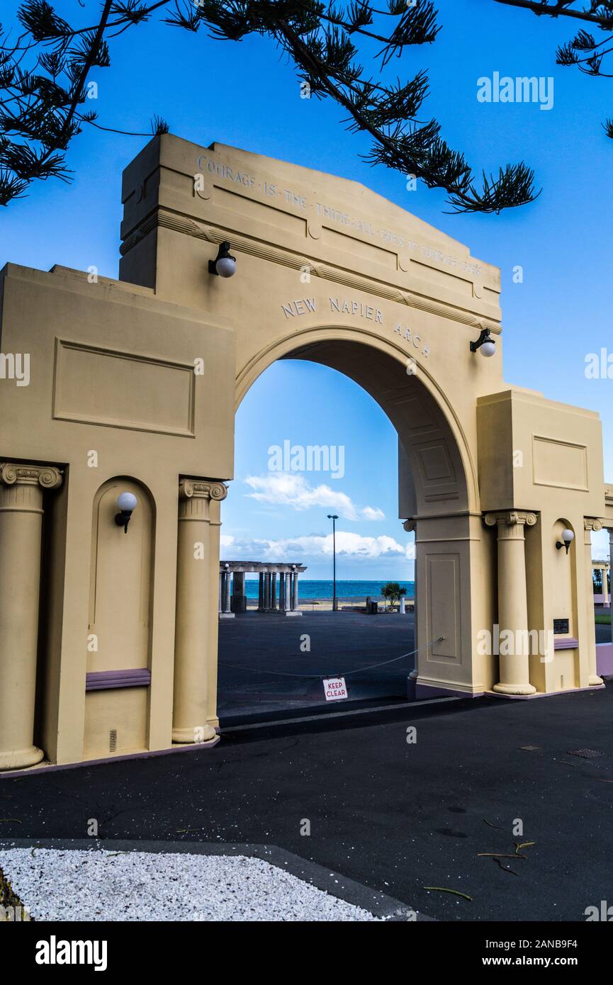Colonnade de style Art Déco, Plaza et Napier Arch, J.T par Watson, 1935-1939, Napier, Hawke's Bay, île du Nord, Nouvelle-Zélande Banque D'Images