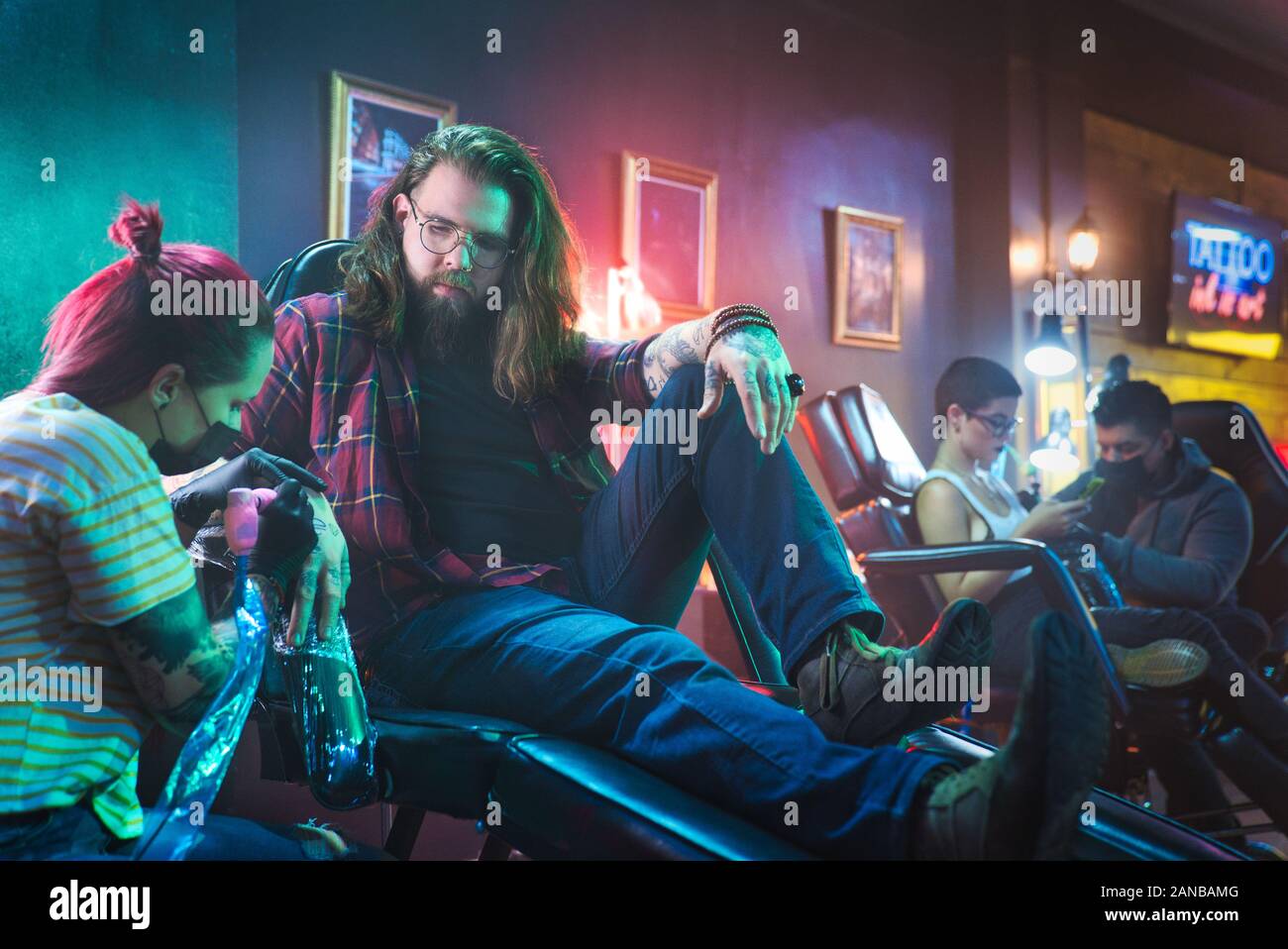 Les Gens Qui Font Du Tatouage Dans Studio Avec Le Travail De Tatouiste Professionnel Banque D'Images