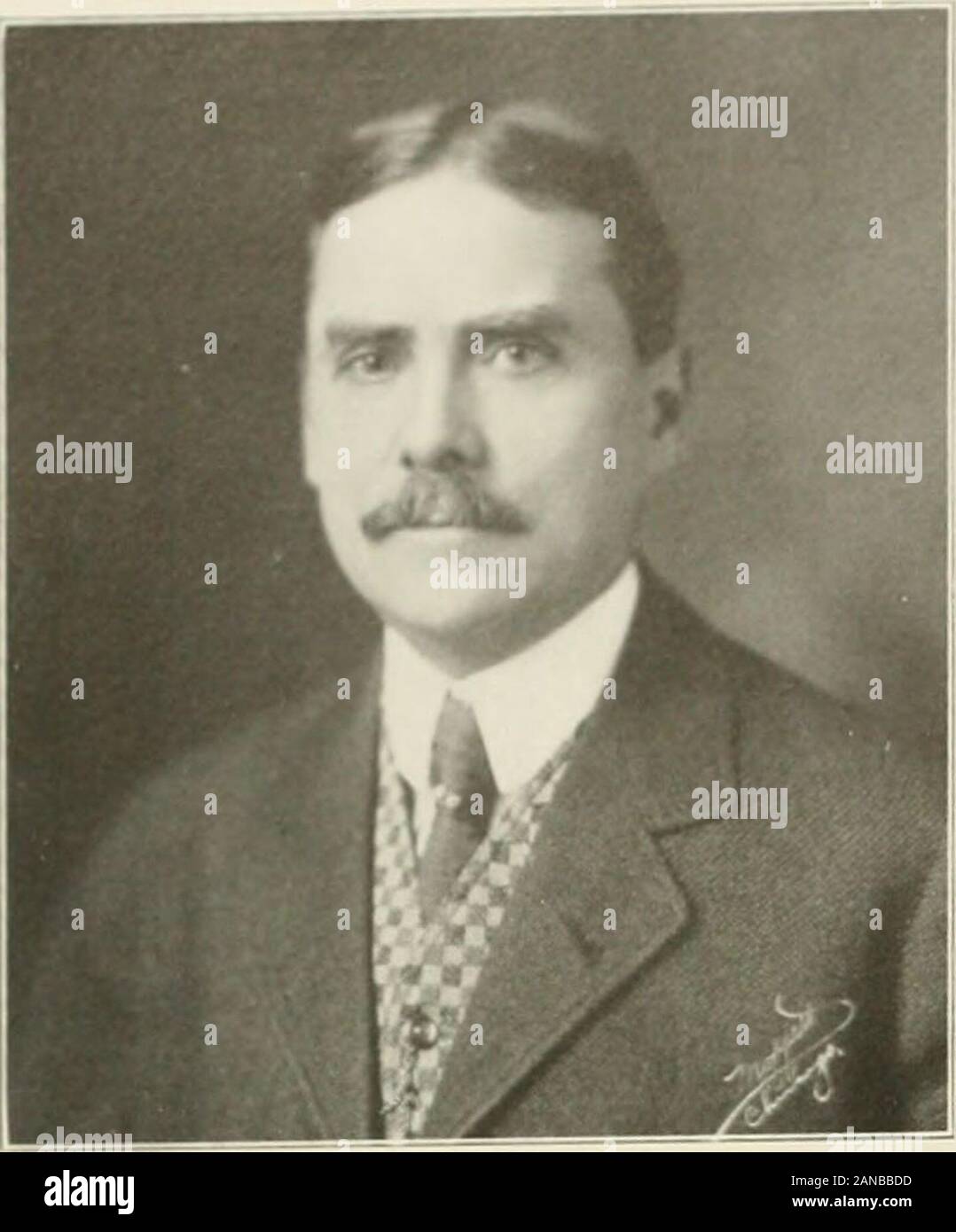 Les hommes remarquables de Chicago et leur ville . eb. Est.1 s 0 (, : l'art. R. Colomb et Sarah M. Cummings, grad. La Yale,1S S 7 ; banquier et courtier avec Watriss. Breese & Cummings.1887 ; au décès d'fatlier. 189 7. a réussi à offinancial la gestion des entreprises ; dir. First Nat. banque ; prés. et dir. NewPittsburg Charbon et coke Co. ; clubs : Chicago. L'université. Calumet.ch. A. A. : bureau. First Nat. Eldg banque. Faux-vésigneul Y. EDWIN GILBERT, le surintendant des écoles. Chicago. 1909 ; b.StrawberiT Point. la.. Mar. 12, 1857 ; art. Gilbert et MarthaCooley ; éd. Strawberry Point l'école publique. State Univ. of Iowa, Chicago Univ., Ph. E., 1895 ; Li Banque D'Images