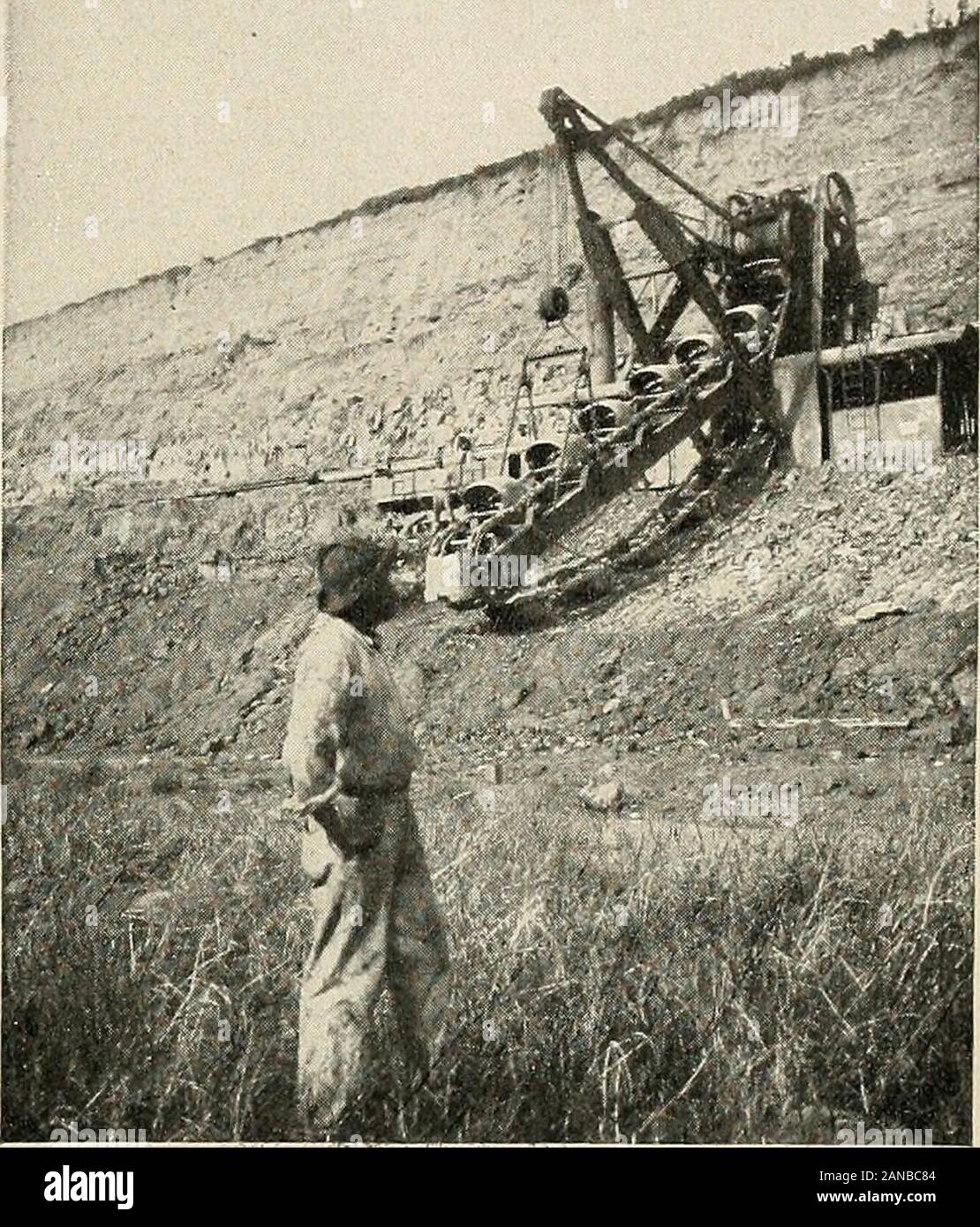 Le Panama et le canal . ns et pauvres ingénieurs diplô-fait le canal poussent très lentement. Déchets et extrav-agance ont été vus de tous les côtés. Histoires d'greatprogress rougeoyant encore ont été renvoyés chez eux en France. Les journaux étaient la malhonnêteté 121 soudoyé pour faire de faux rapports. Depuis plusieurs années, les Frenchpeople ont été trompés. Le canal fut bientôt terminé, on leur a dit, et ils ont continué à fournir des sommes énormes pour ofmoney le travail. Thcjt. - De Les-seps n'était pas, par-pad, une intention-ally homme malhonnête.Mais il était un oldman et inapte pour toguide-tremen dous un travail. Workedwith Manymen qui lui étaient mal-honnête et par th Banque D'Images