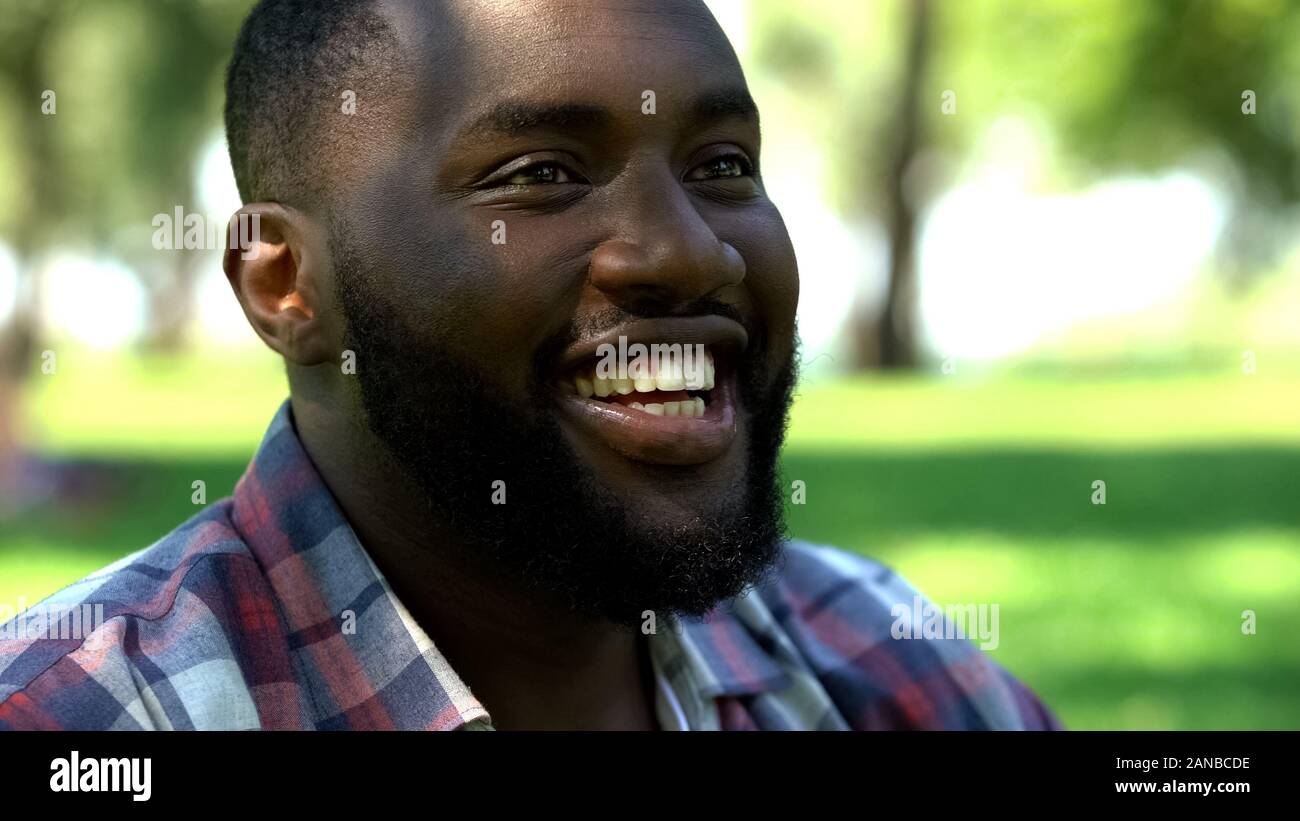 Portrait d'afro-american man smiling, profiter de la vie, les dépenses week-end Banque D'Images