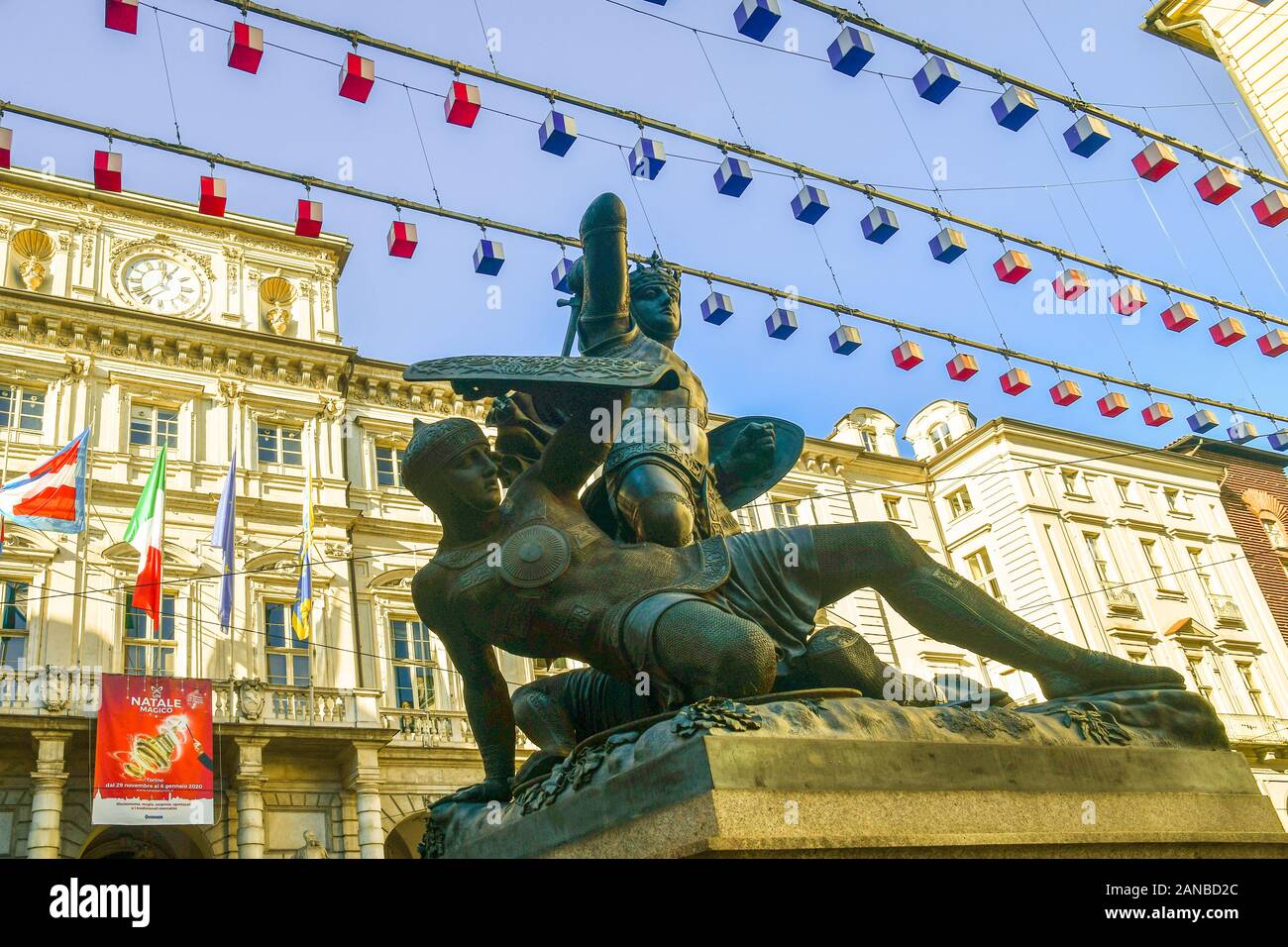 Statue de Amedeo VI de Savoie appelé Conte Verde en face de l'Hôtel de Ville avec Luci d'artista art installation le jour de Noël, Turin, Piémont, Italie Banque D'Images
