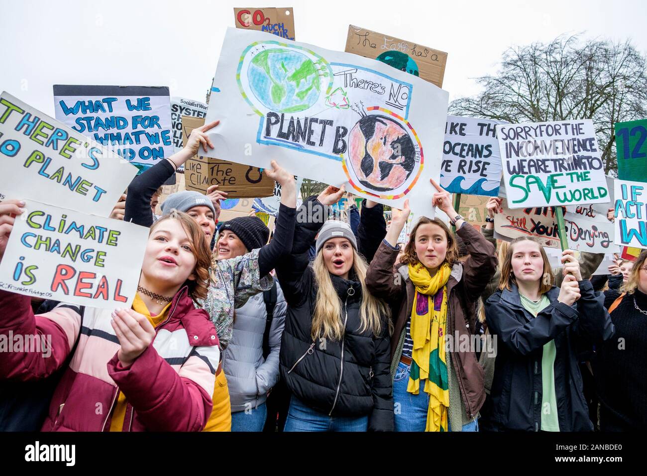 Les étudiants de l'université de Bristol et les enfants de l'école sont photographiés en prenant part à une manifestation sur le changement climatique de la grève des jeunes 4 à Bristol 15/03/19 Banque D'Images