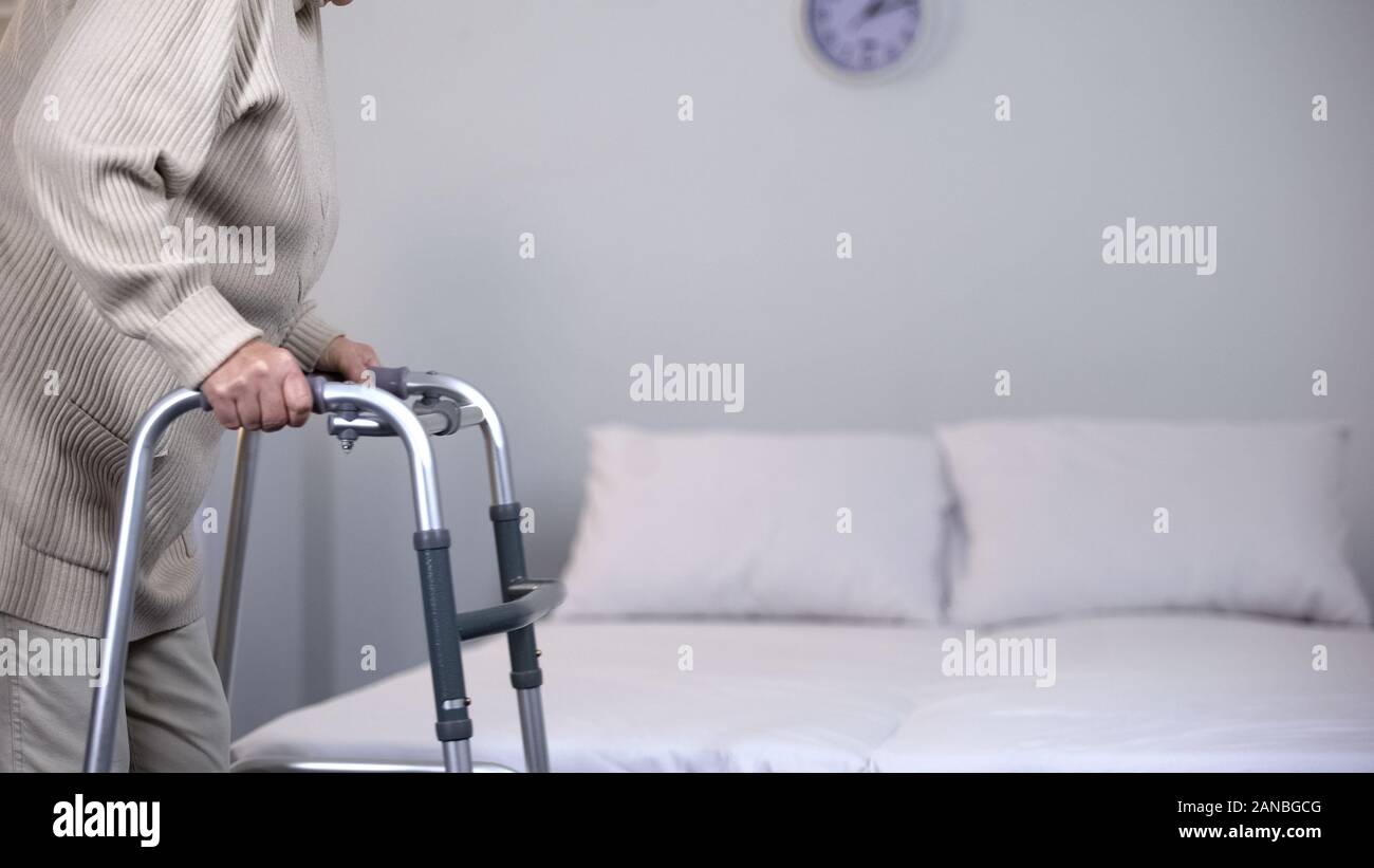 Vieille Femme avec cadre, de traumatisme, de réadaptation, de physiothérapie chirurgie mixte Banque D'Images