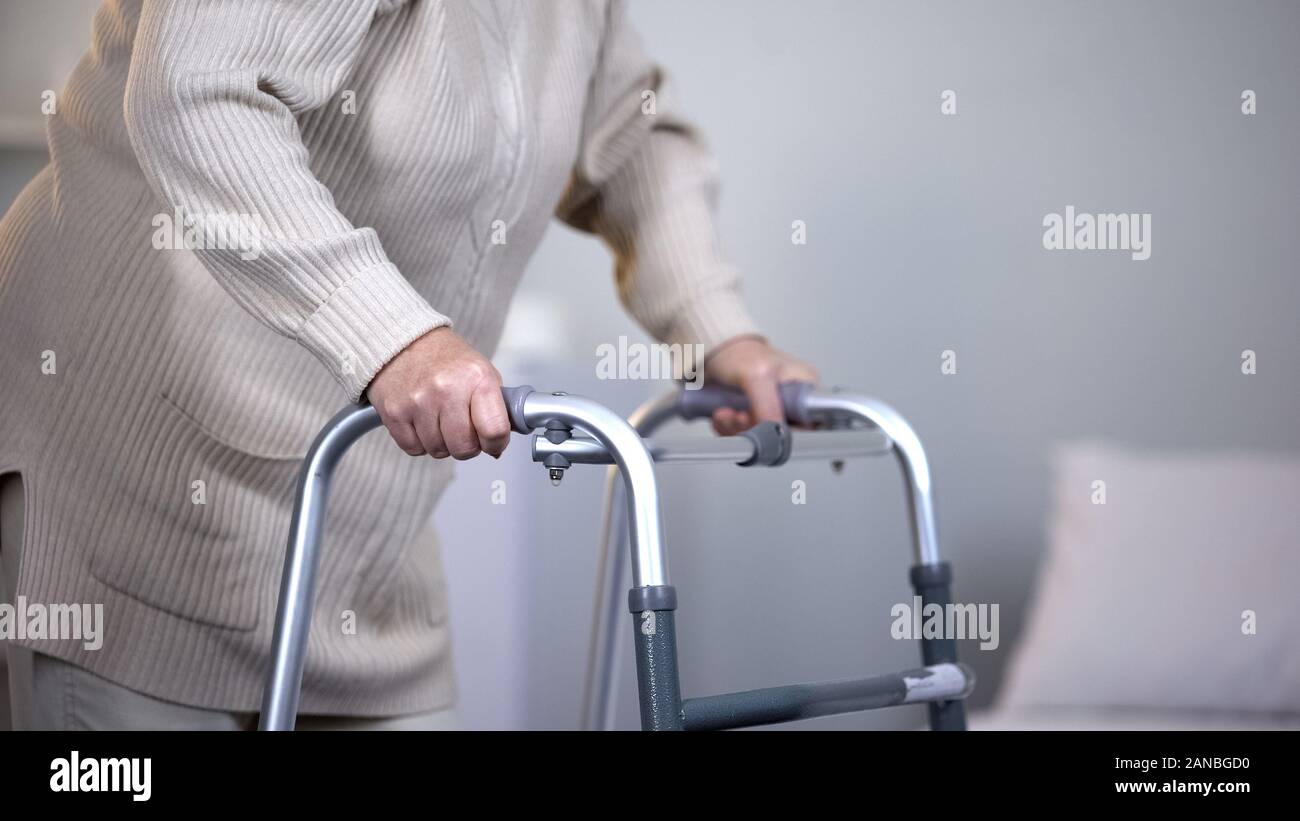 Femme âgée à l'aide du cadre de marche, la réadaptation après un traumatisme commun, Close up Banque D'Images