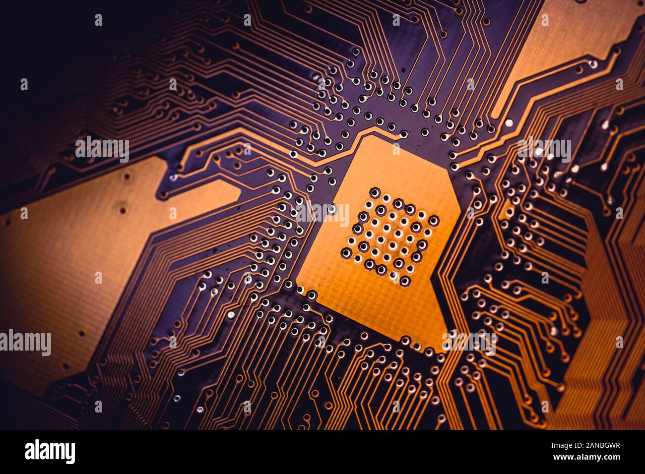 Circuit board abstract background texture. Macro close-up. Carte Orange. Banque D'Images