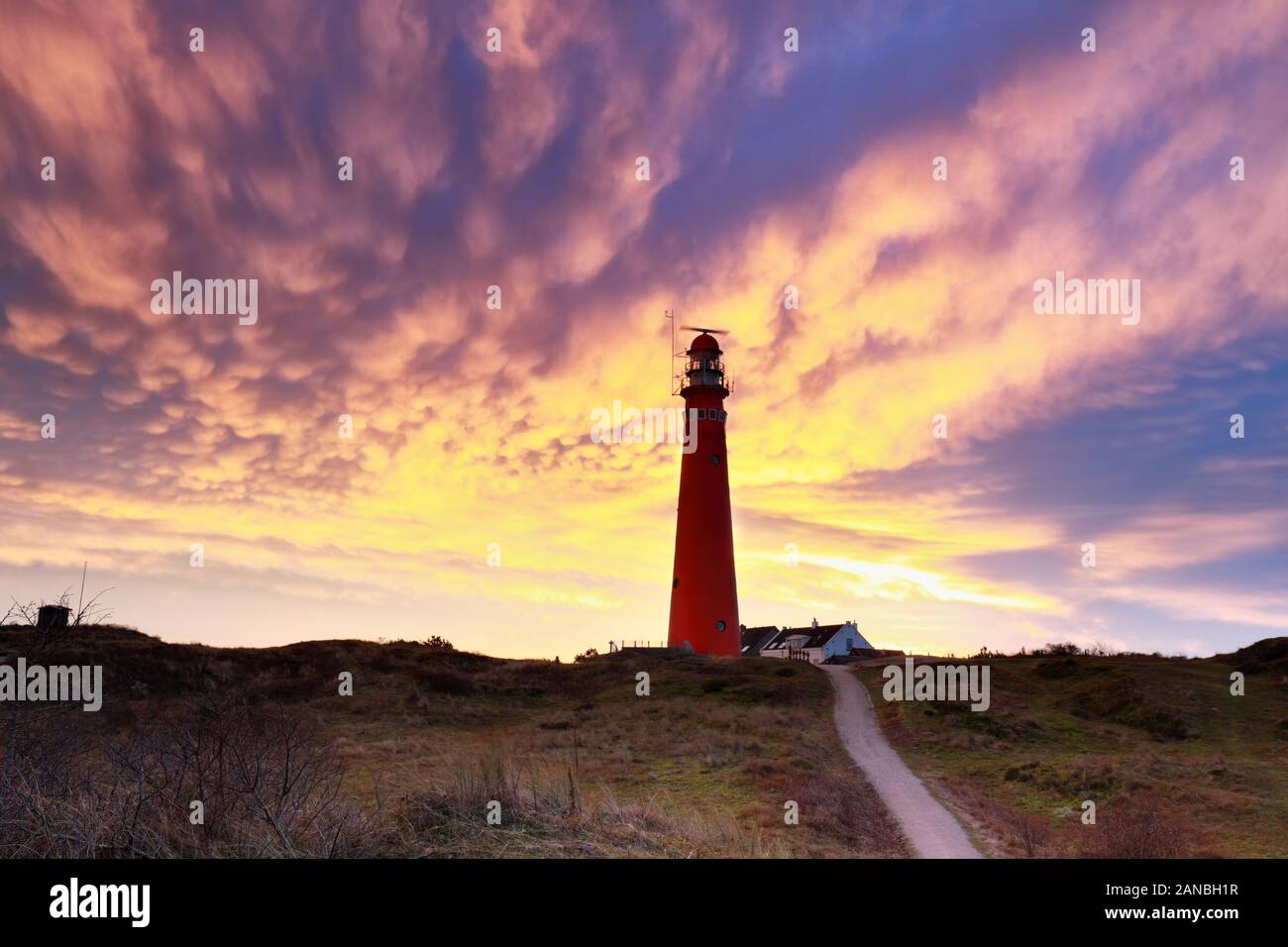 Les nuages mammatus dramatique sur phare de l'aube, Schiermonnikoog Banque D'Images