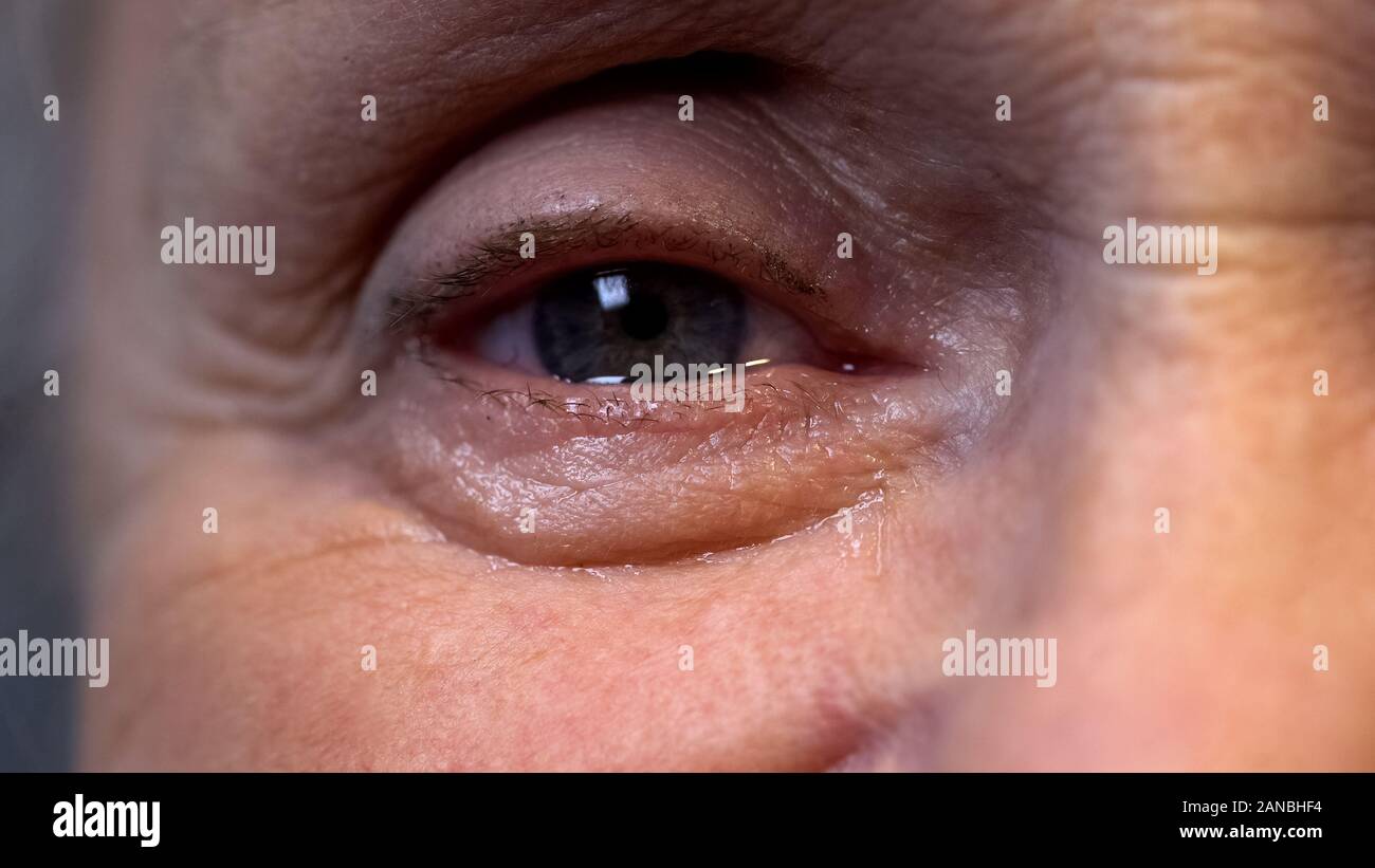 Pleurer l'œil de hauts froissé pensionné, la dépression de la vieillesse, de retraite problème Banque D'Images