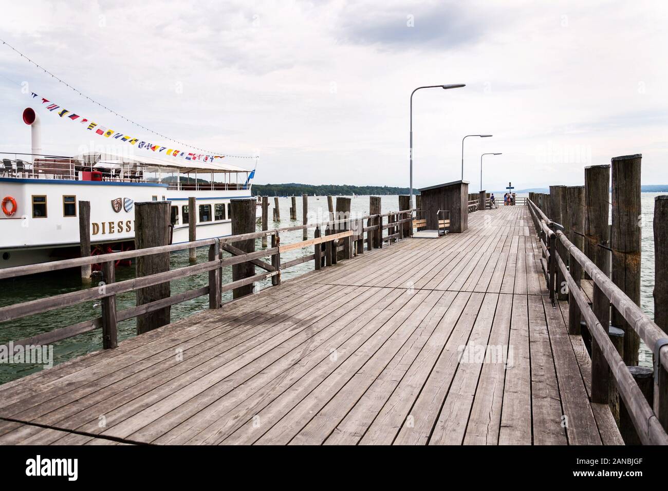 INNING AM AMMERSEE, ALLEMAGNE - le 6 juillet 2019 : à aubes flottante de Diessen par pier sur le lac Ammersee le 6 juillet 2019 à Inning am Ammersee, Allemagne Banque D'Images