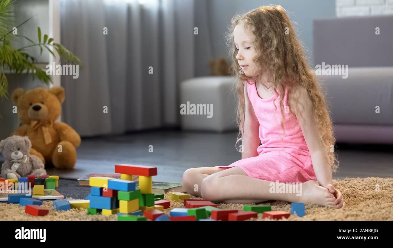 Petite fille jouant avec des blocs de jouet éducatif, au développement du school Banque D'Images