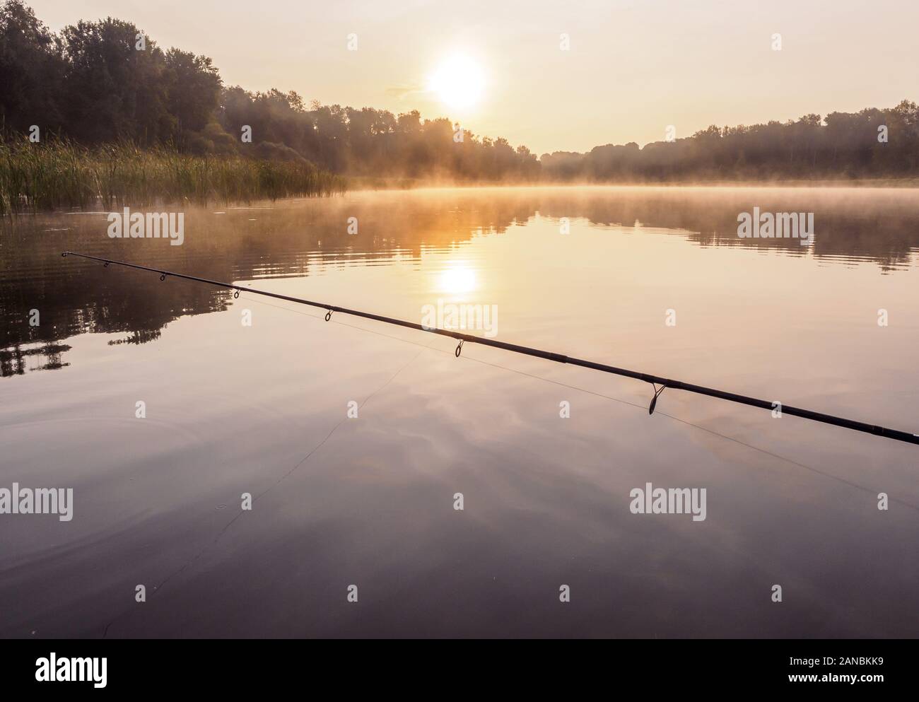 Coucher du soleil silencieux la pêche. La pêche sur le canot pneumatique sur la rivière une sinrise au début de matinée. Kayak gonflable avec la tige avec de la cuillère dans le jour d'été Banque D'Images