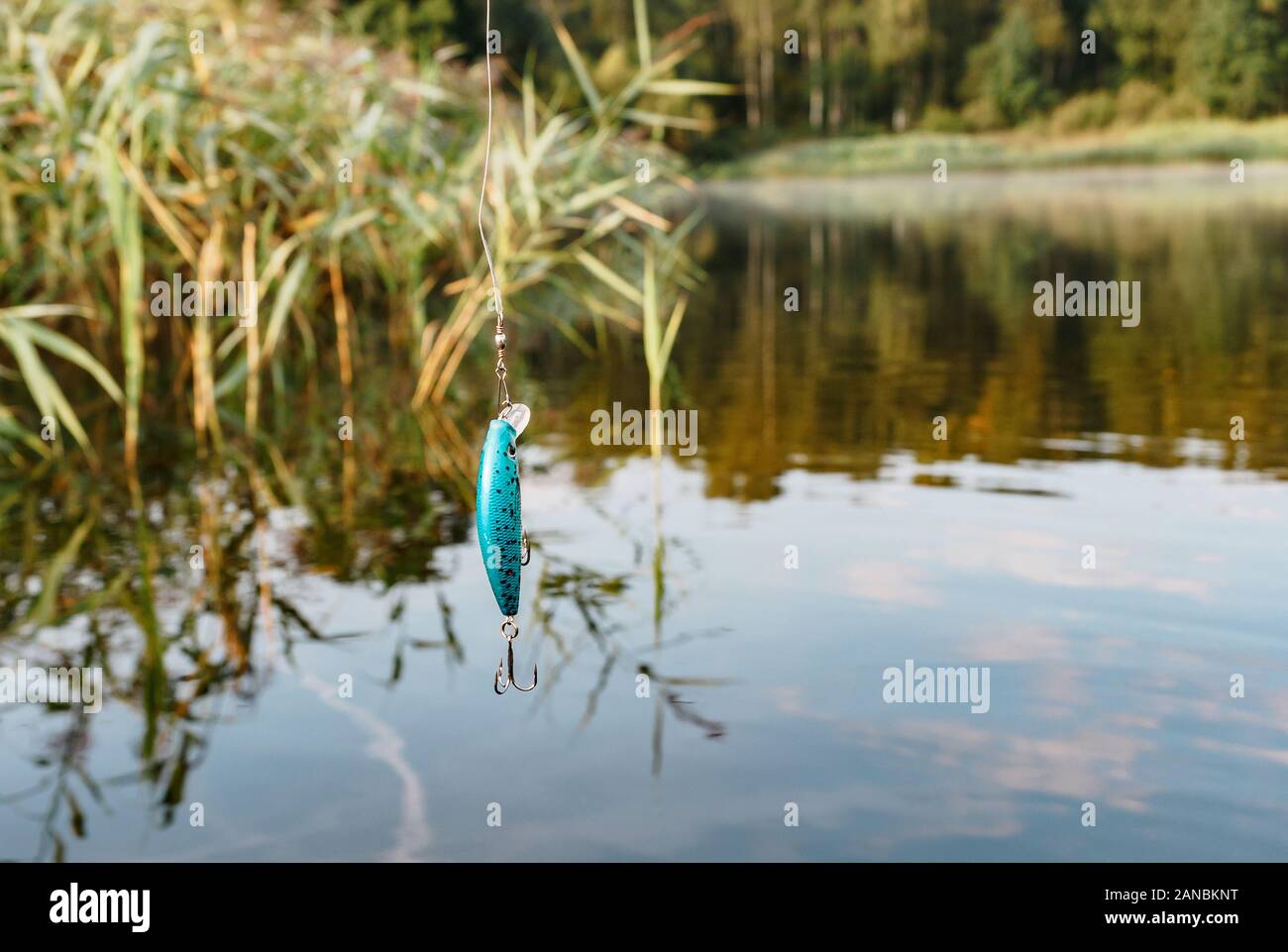 La pêche sur le canot pneumatique sur la rivière. Kayak gonflable avec rod avec cuillère n le jour de l'été sur la rivière. Loisirs sur l'eau. Activités de plein air Banque D'Images
