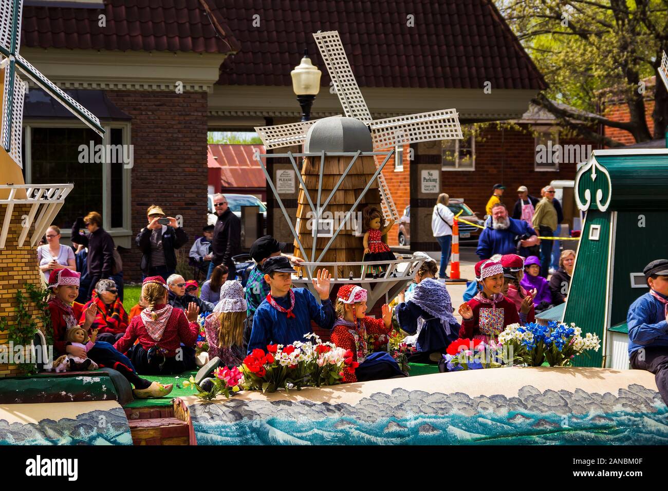 2 mai 2019, Pella, Iowa, États-Unis. Tulip Time Festival Parade de la communauté néerlandaise de Pella, un festival dédié aux citoyens qui ont immigré à partir du Net Banque D'Images