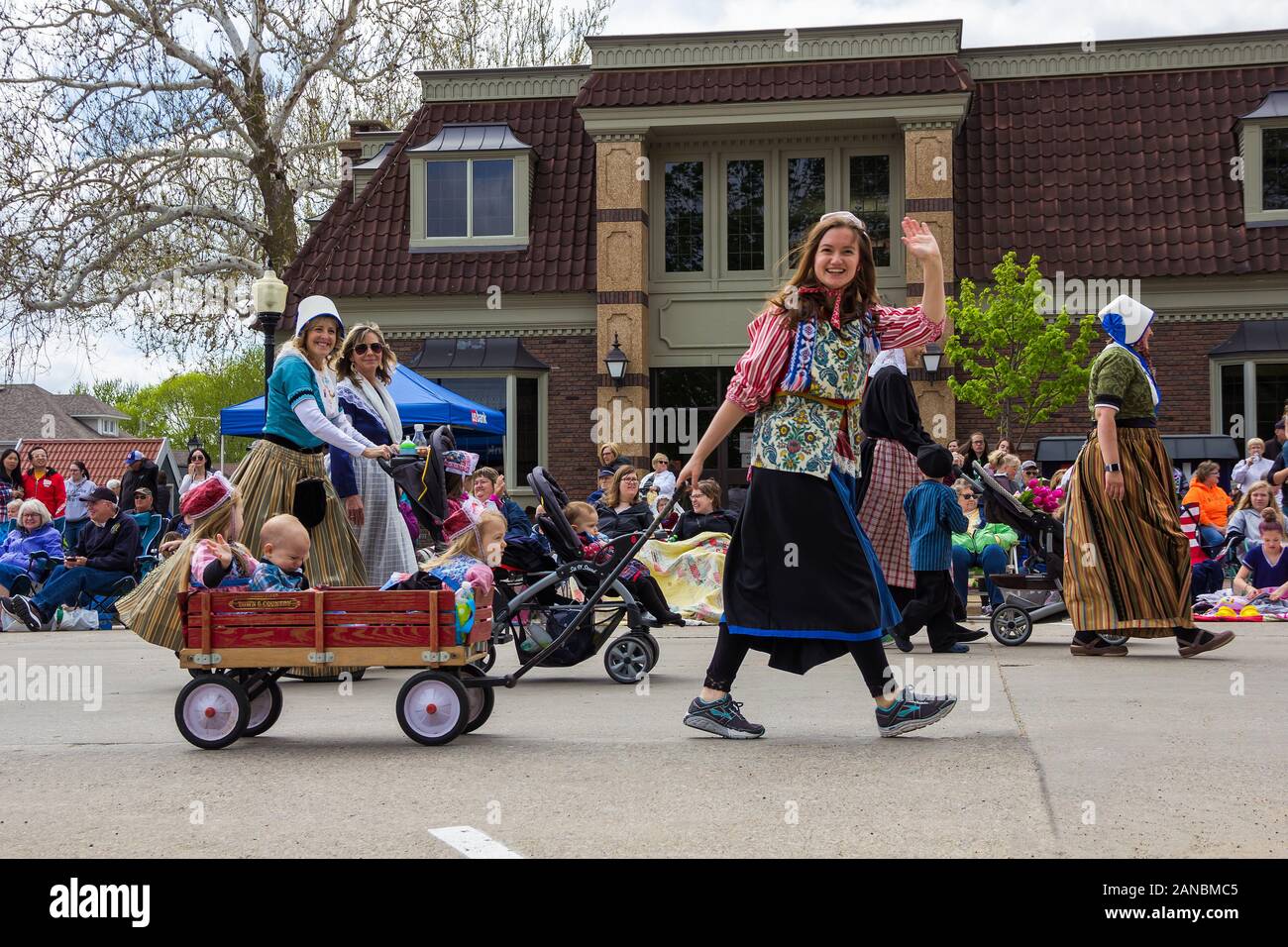 2 mai 2019, Pella, Iowa, États-Unis. Tulip Time Festival Parade de la communauté néerlandaise de Pella, un festival dédié aux citoyens qui ont immigré à partir du Net Banque D'Images