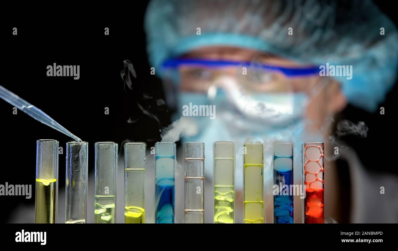 L'ajout de chimiste dans les tubes à fond les liquides à bulles, arme biologique Banque D'Images