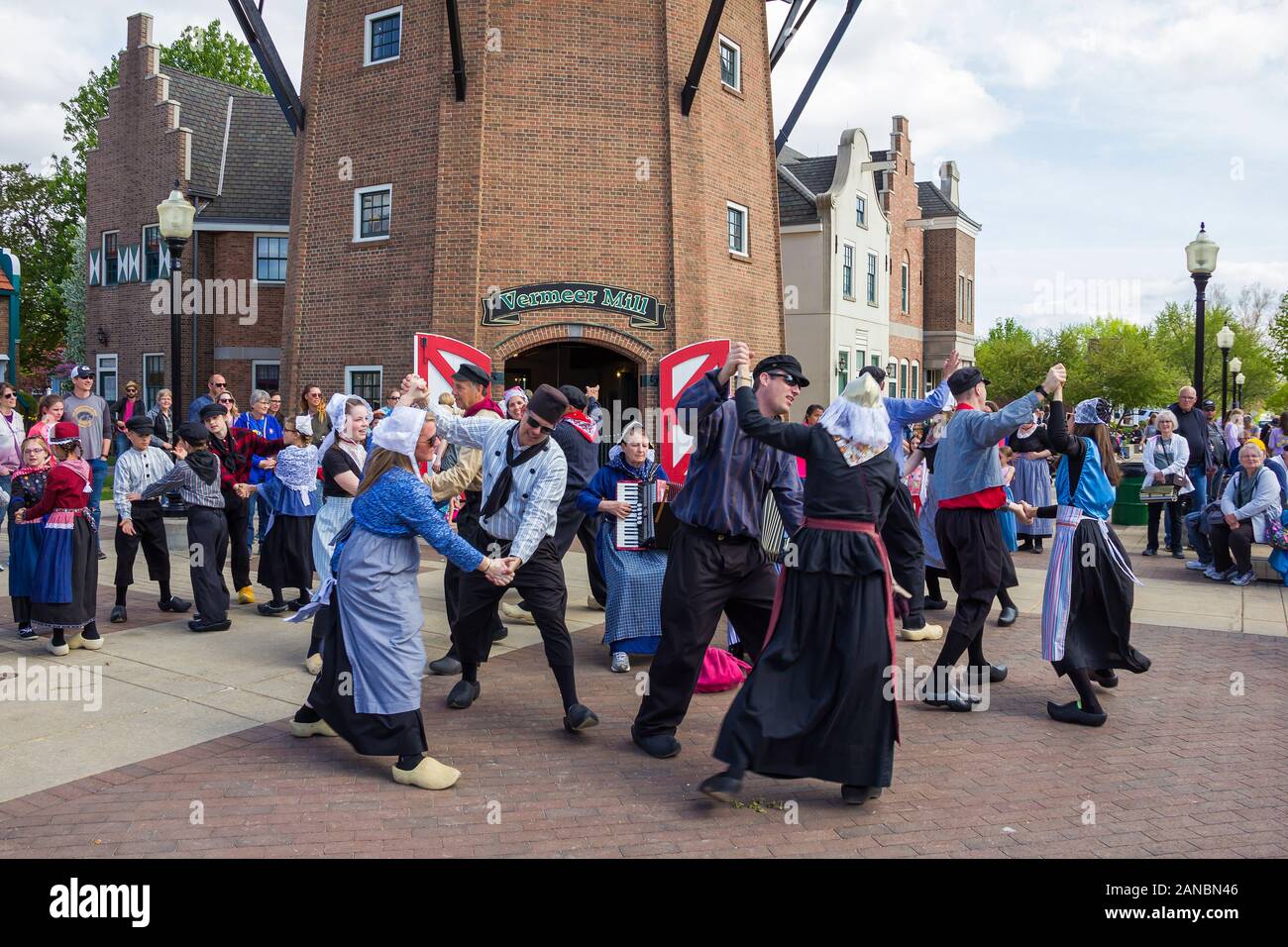 2 mai 2019, Pella, Iowa, États-Unis. La danse folklorique en costume national néerlandais pendant la Tulip Time Festival Parade de la communauté néerlandaise Pella Banque D'Images