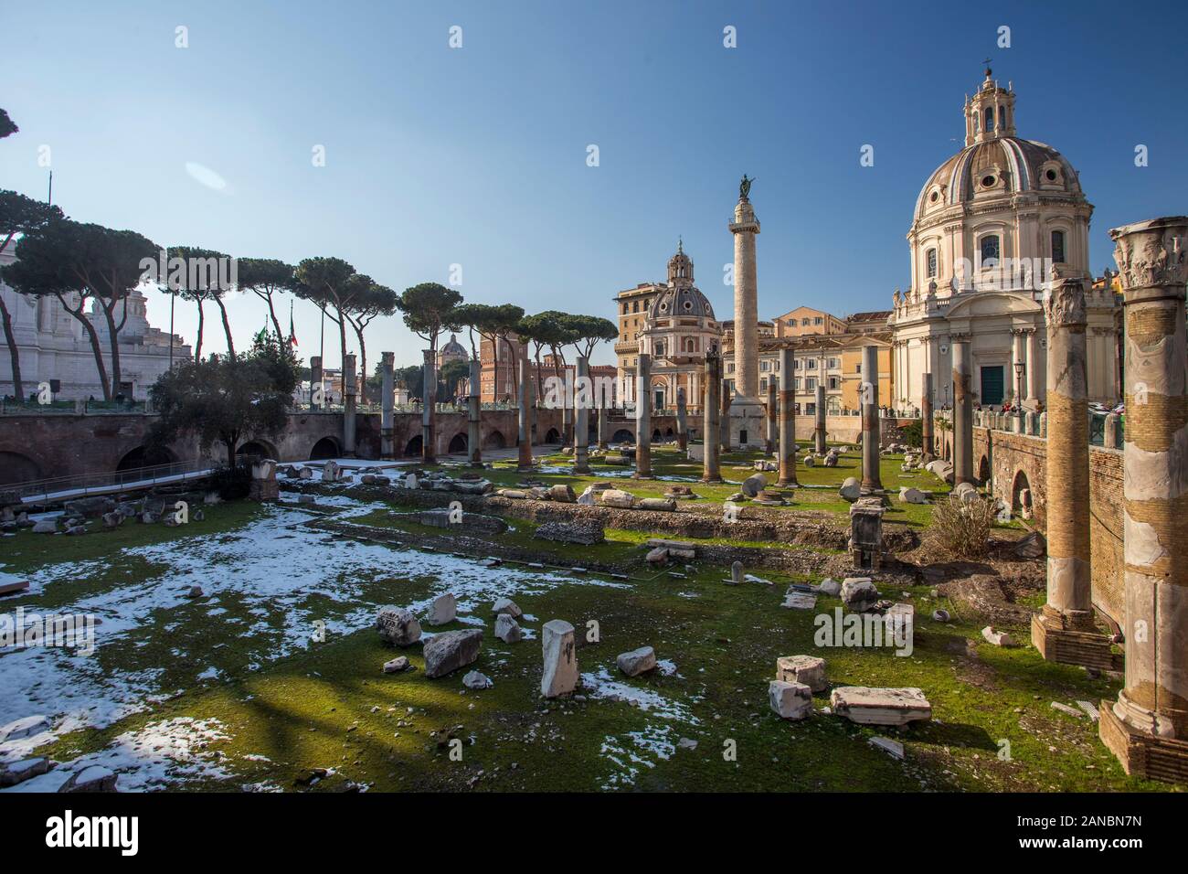 Rome, Italie, février 2018 - neige a couvert Rome, tourisme d'hiver dans la capitale de l'Italie, célèbre destination de voyage en hiver. Forum Romanum avec neige. Banque D'Images
