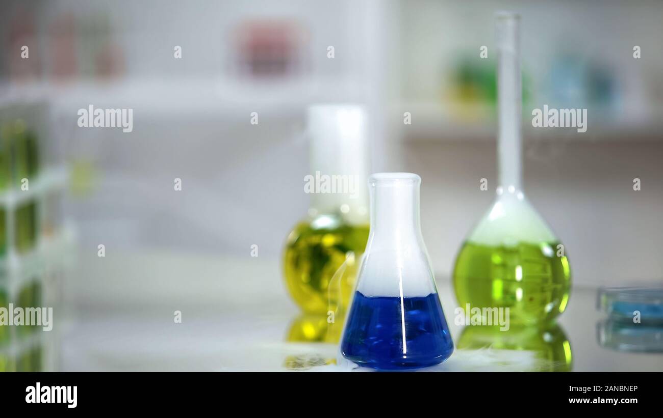 Échantillon de substance bleu ballon dans l'article sur la table de laboratoire, agent de lavage Banque D'Images