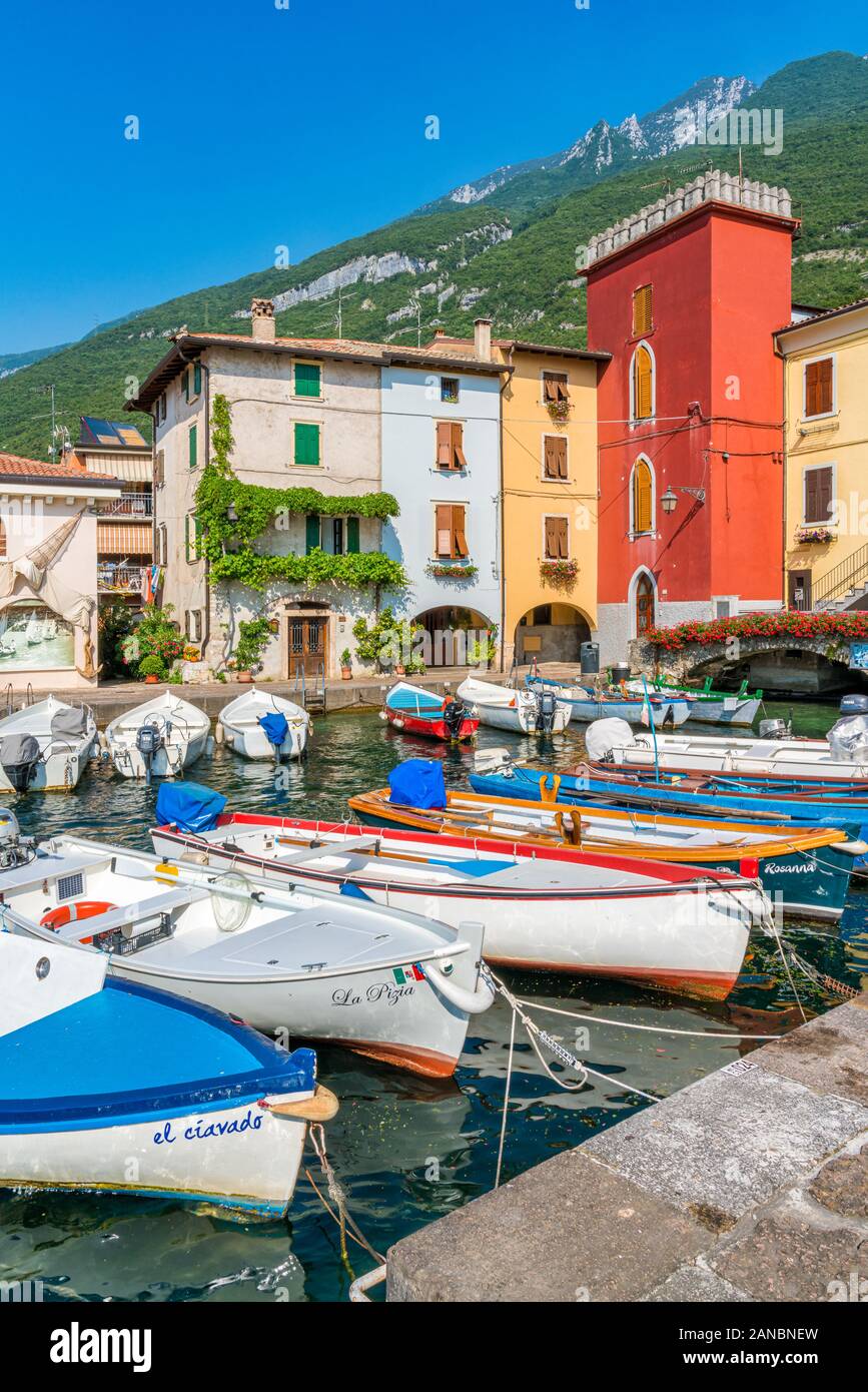 Vue idyllique à Cassone di Malcesine, beau village sur le lac de Garde. La Vénétie, province de Vérone, en Italie. Banque D'Images