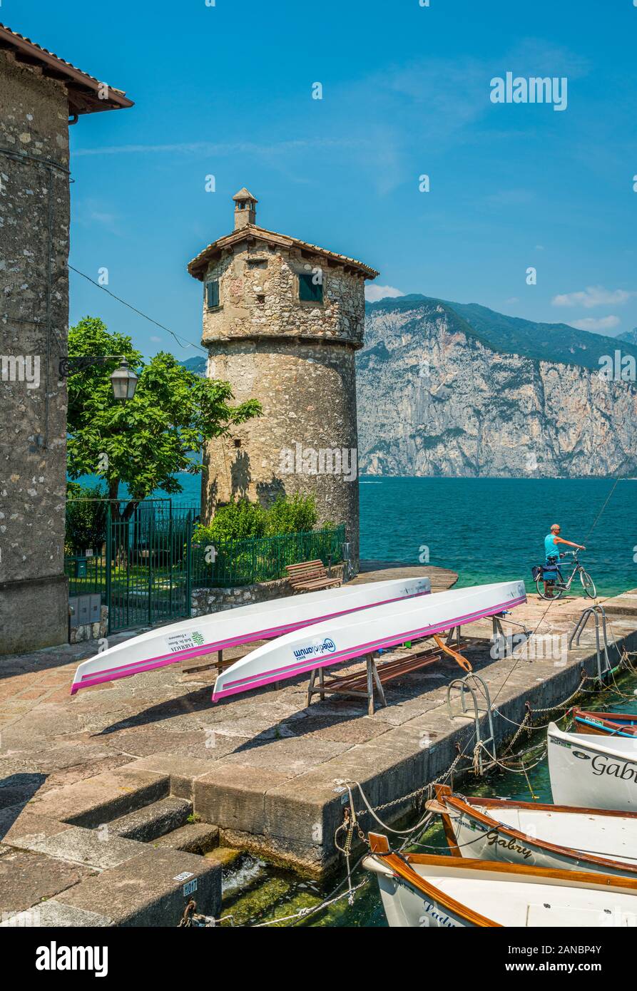 Vue idyllique à Cassone di Malcesine, beau village sur le lac de Garde. La Vénétie, province de Vérone, en Italie. Banque D'Images