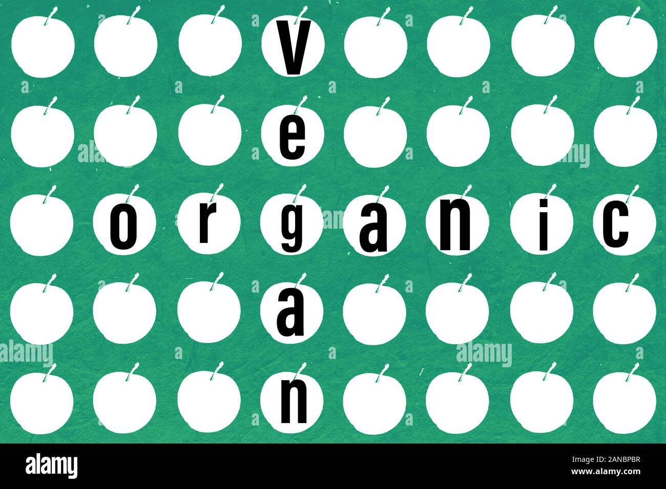 Lettres de Scrabble et VEGAN ORGANIC sur fond vert dessin apple Banque D'Images