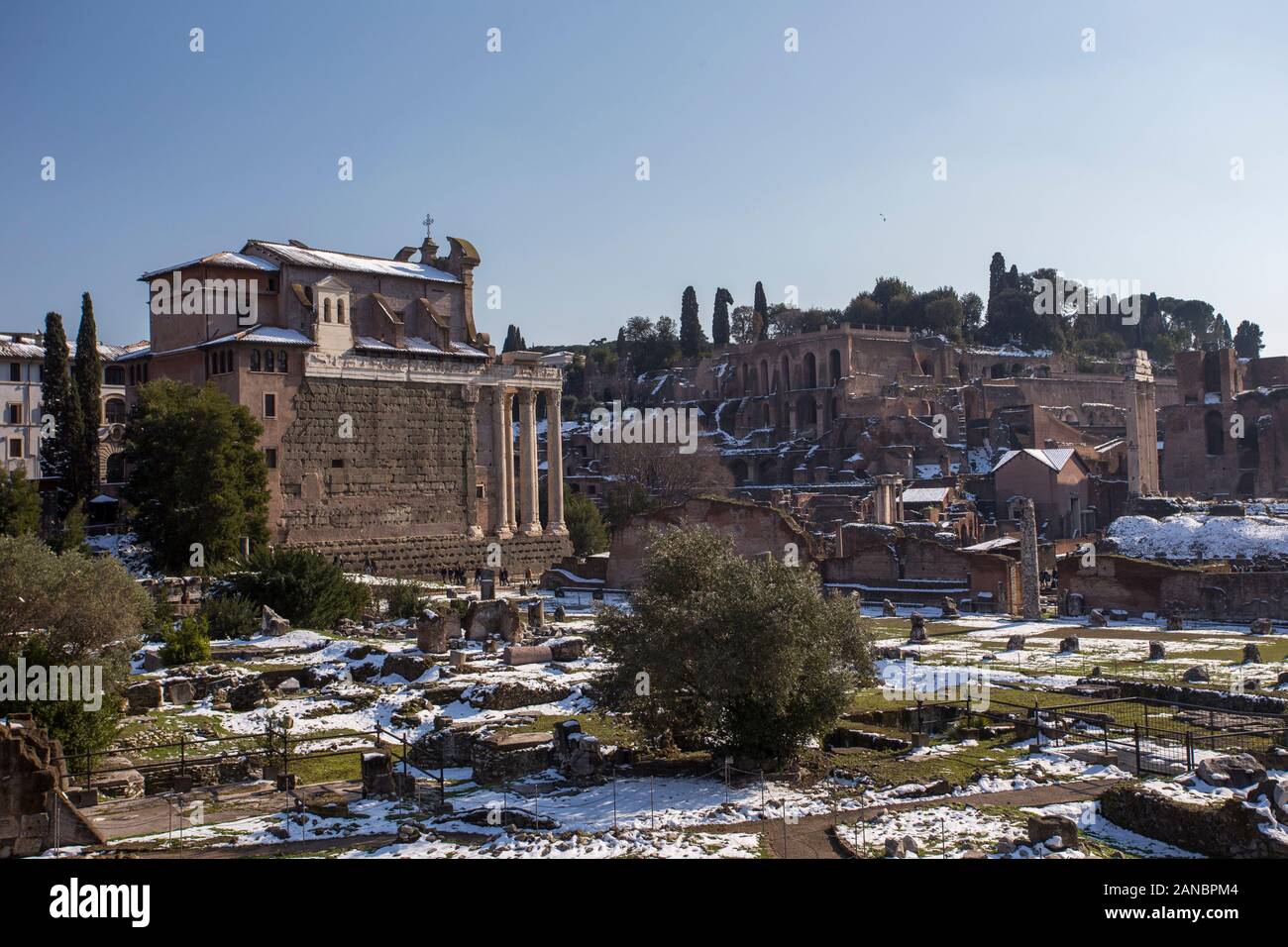 Rome, Italie, février 2018 - neige a couvert Rome, tourisme d'hiver dans la capitale de l'Italie, célèbre destination de voyage en hiver. Forum Romanum avec neige. Banque D'Images