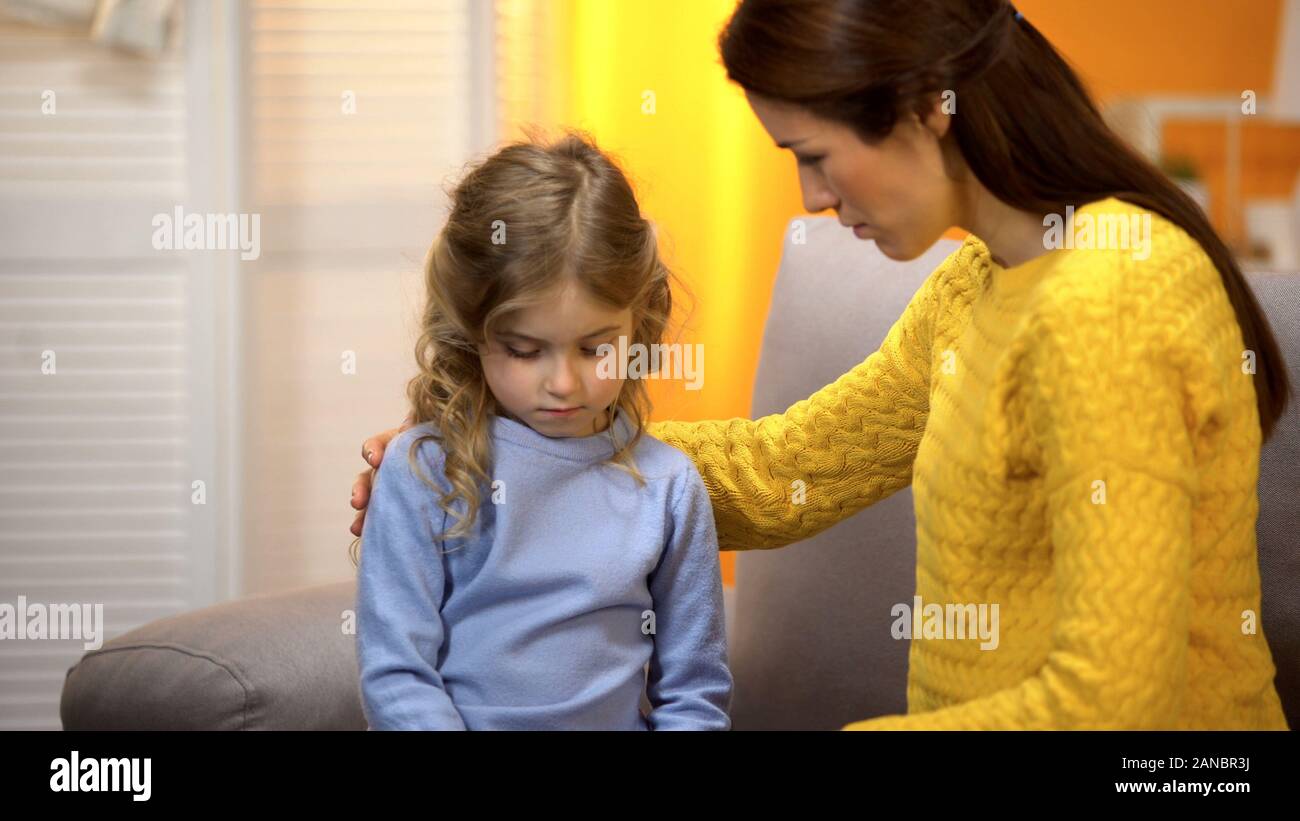 Maman pour la petite fille, lui donner des conseils sur des problèmes à l'école, aux soins Banque D'Images